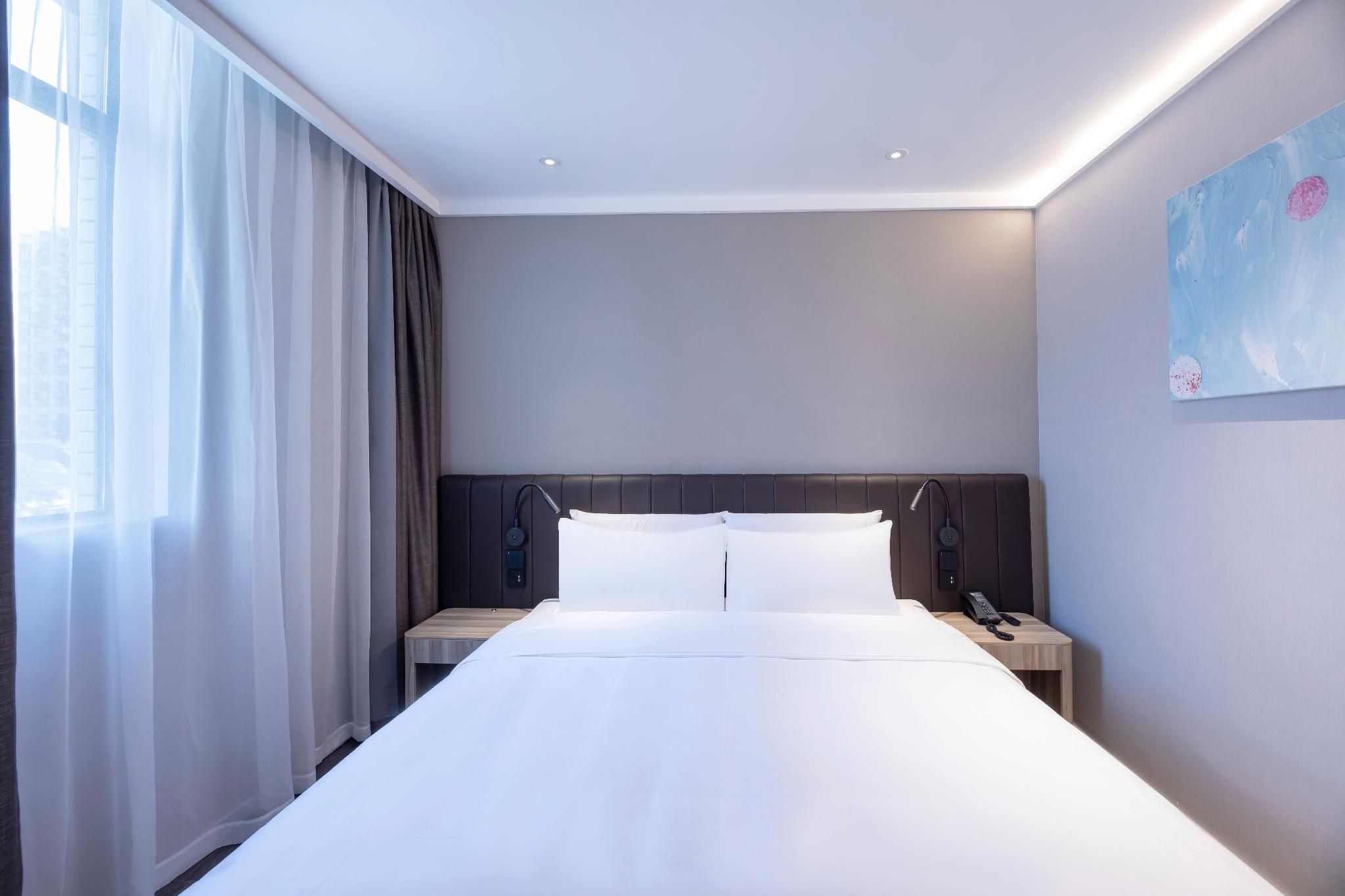 Huazhu - Room With Bed