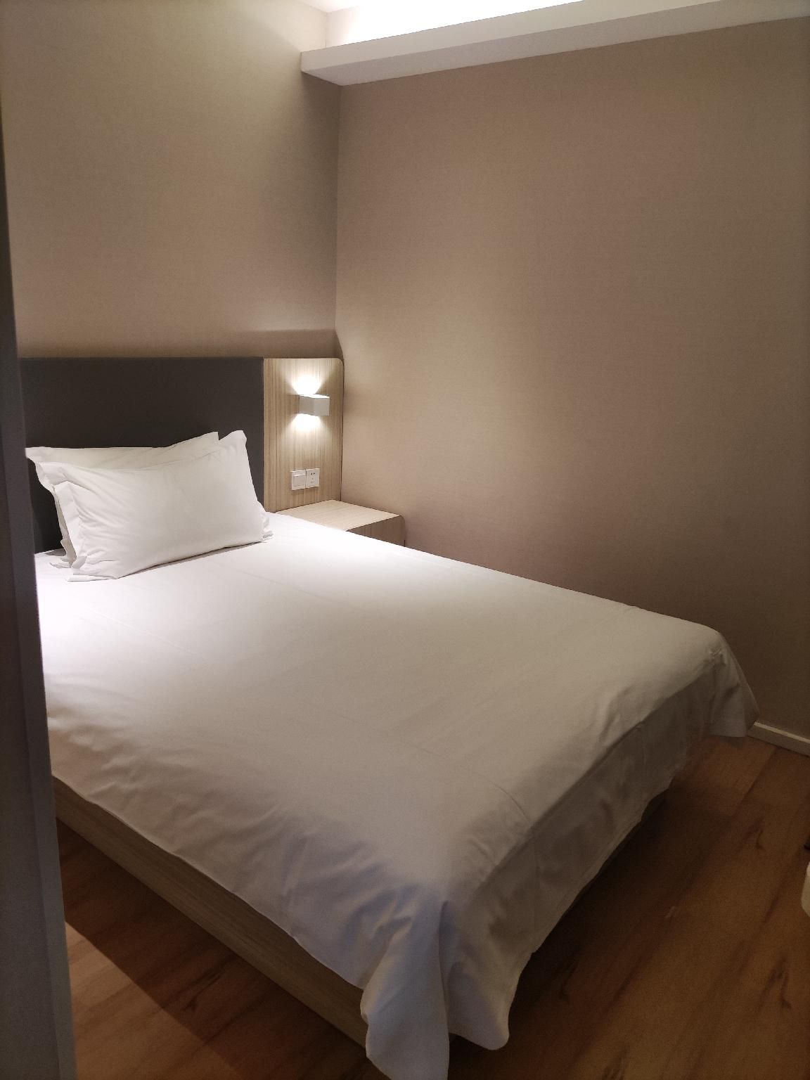 Huazhu - Room With Bed