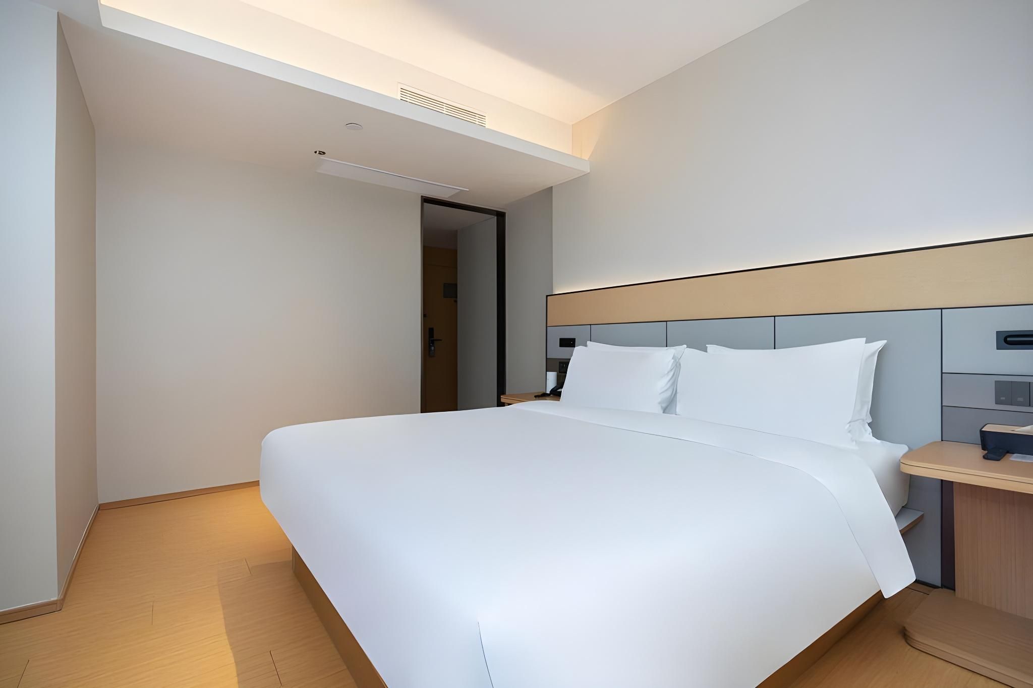 JI Hotel Shanghai Yan'an Road Superior 1 Queen 3