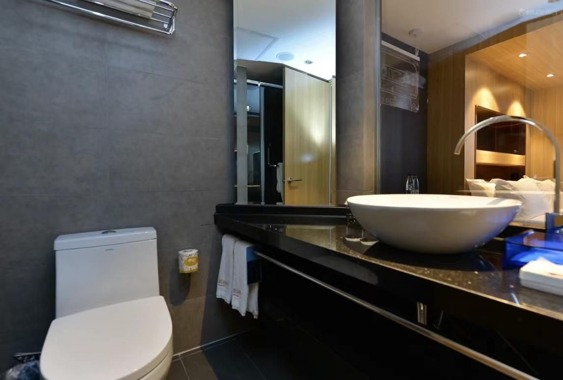 Jinglai Hotel-Shanghai Hongqiao NECC (National Exhibition and Convention Center) Weining Road Metro  Queen Bed 3