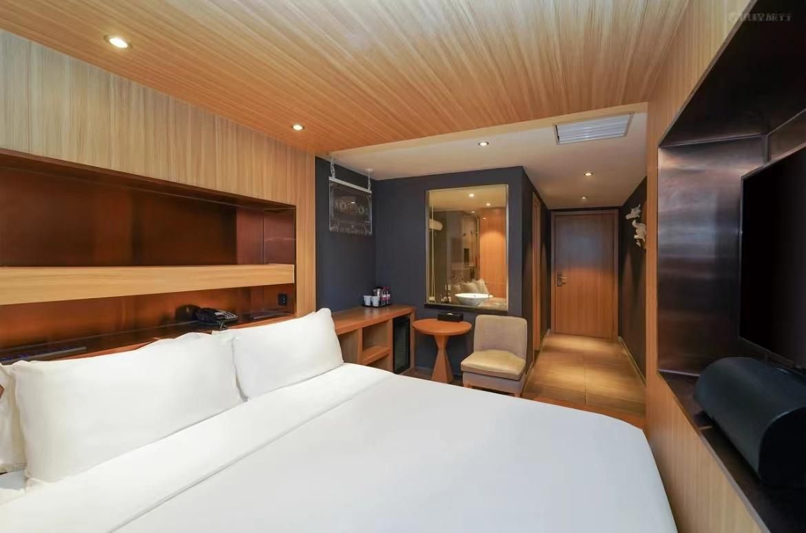 Jinglai Hotel-Shanghai Hongqiao NECC (National Exhibition and Convention Center) Weining Road Metro  Queen Bed