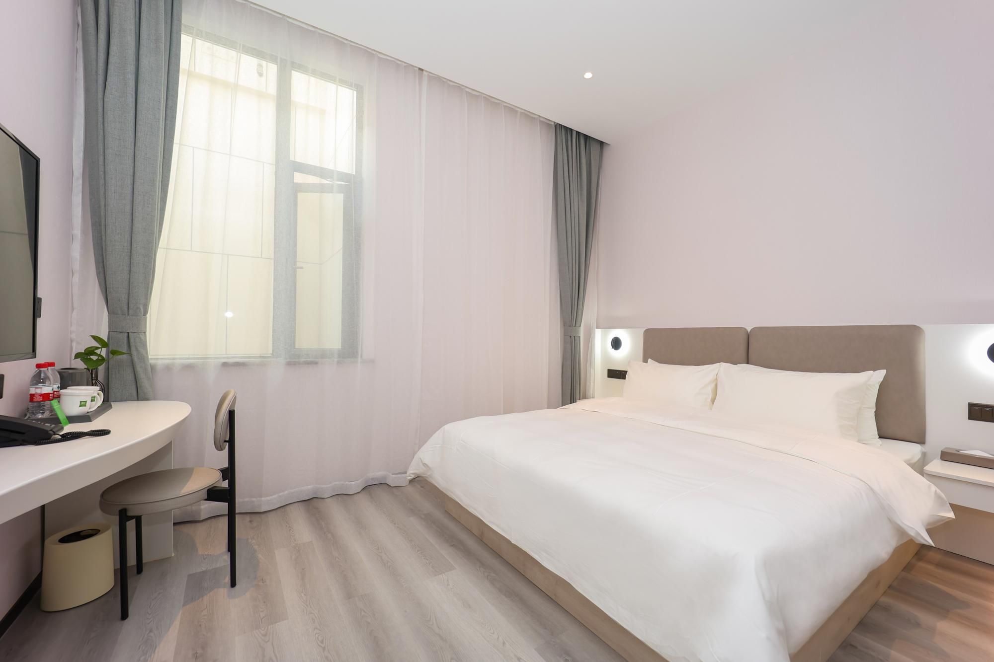 Huazhu - Room With Bed