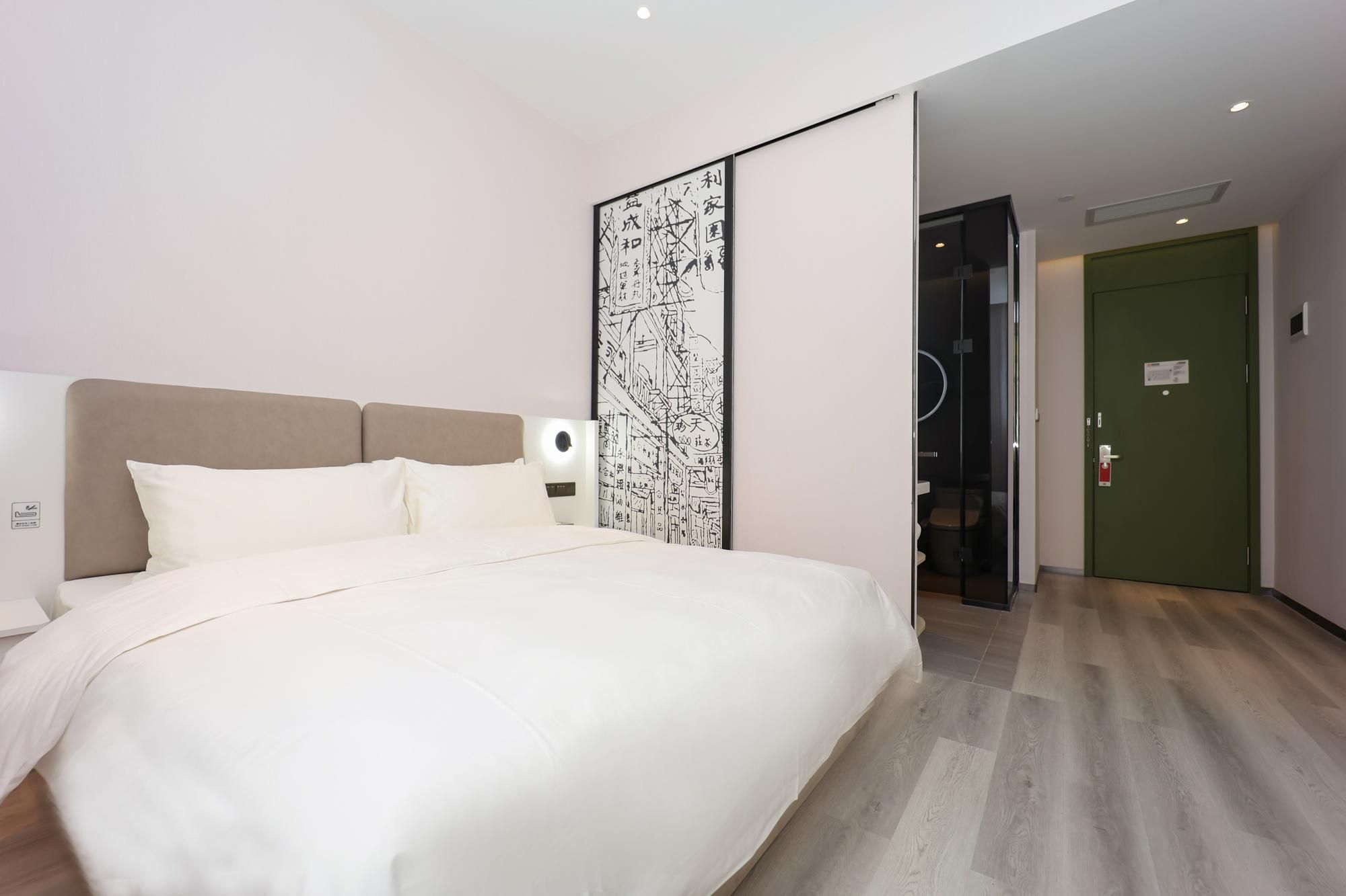 Huazhu - Room With Bed