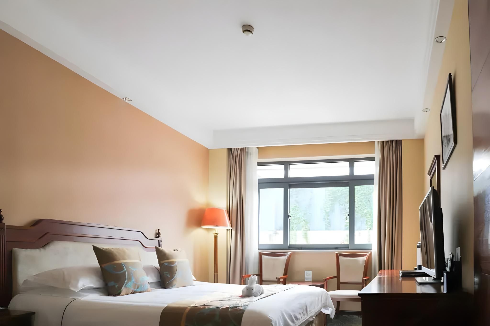 Standard - 1 Queen Bed