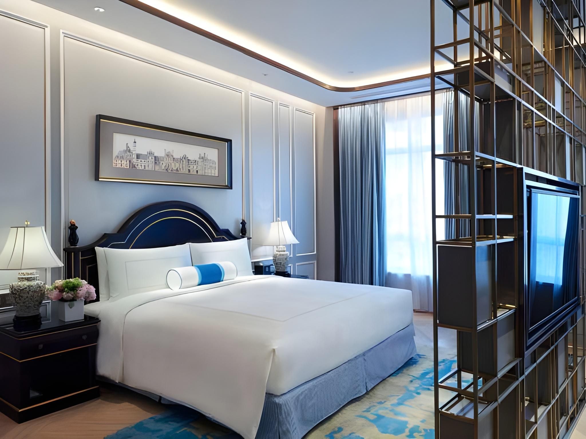 Executive Deluxe Business Suite
