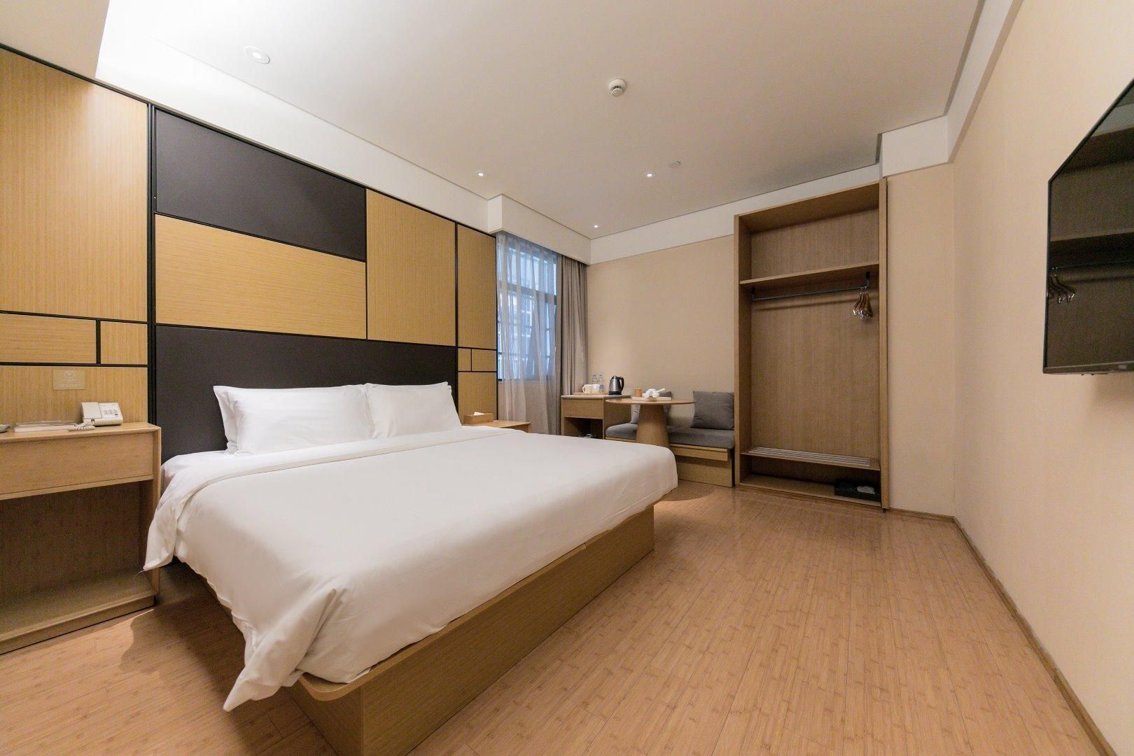 Hotel Queen Room