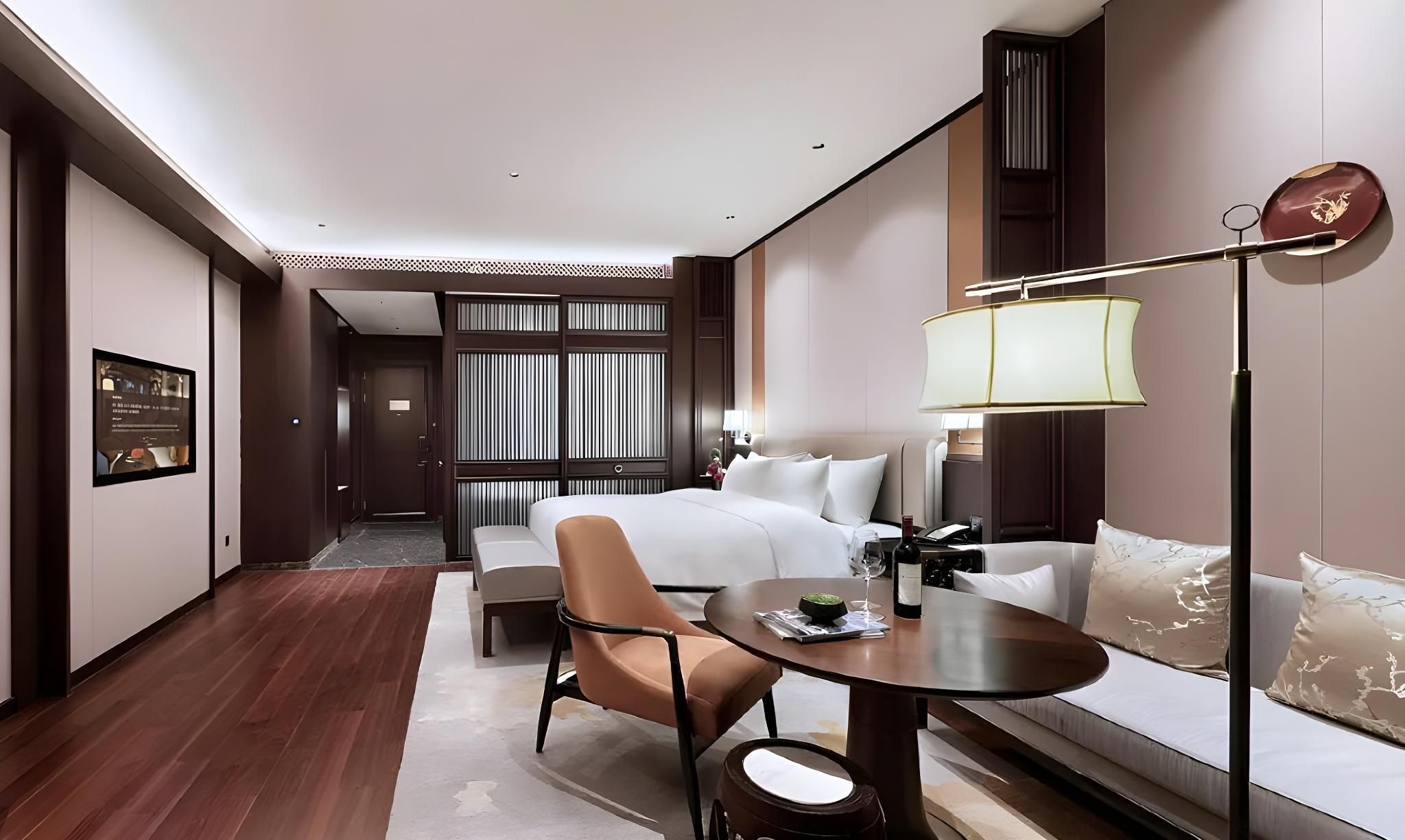 Stand Queen Room
