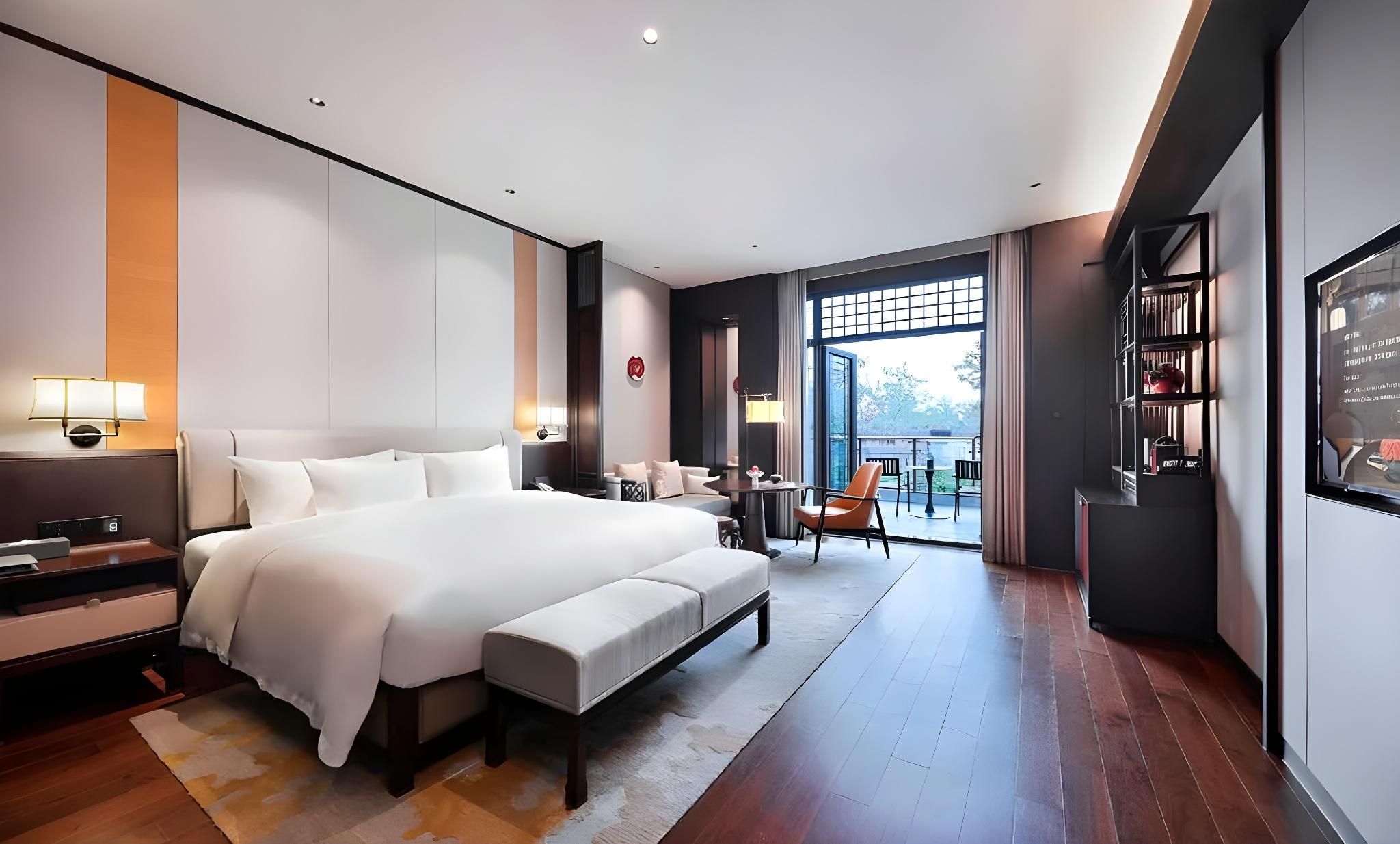 Stand Queen Room