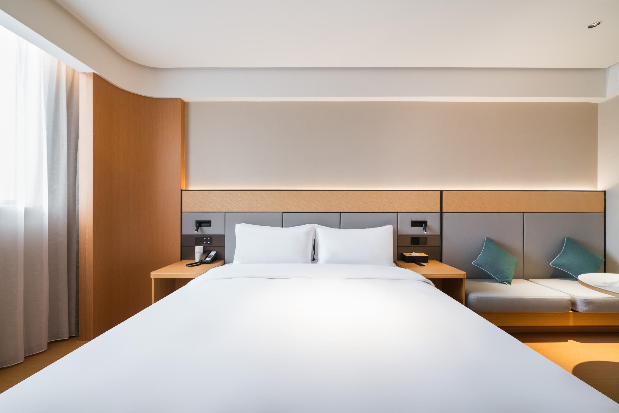 Huazhu - Room With Bed