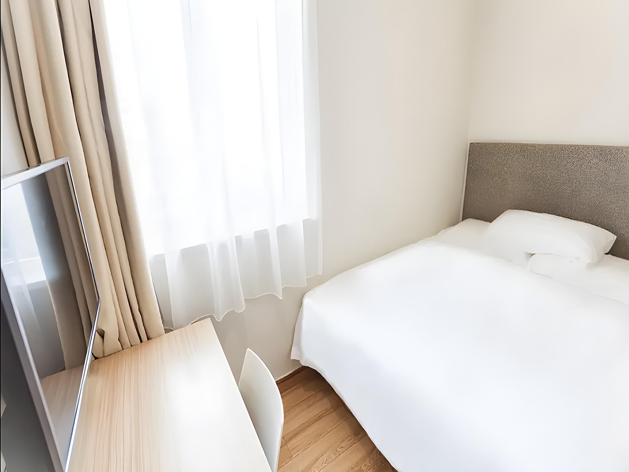 Huazhu - Room With Bed