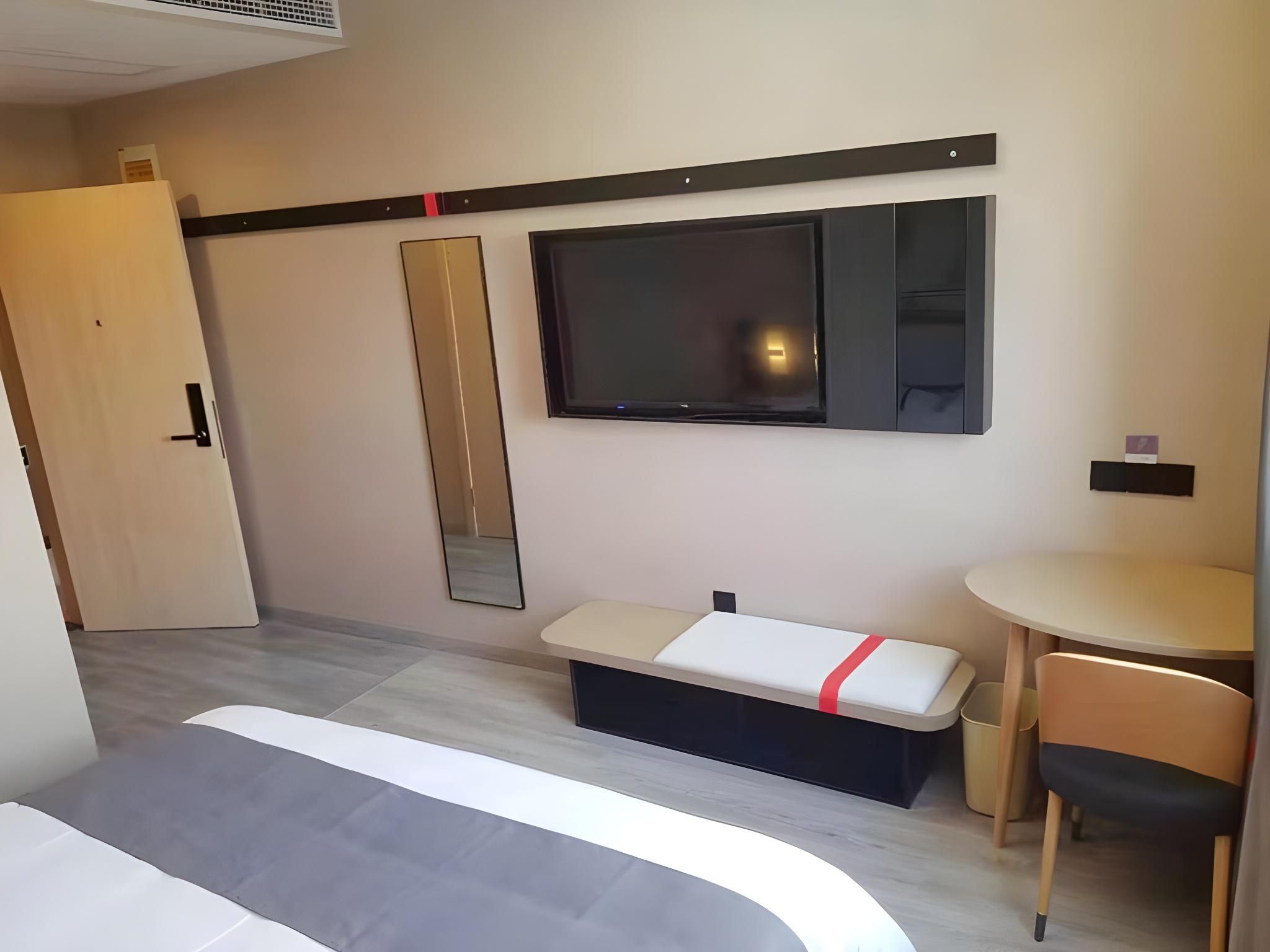 Business Queen Room