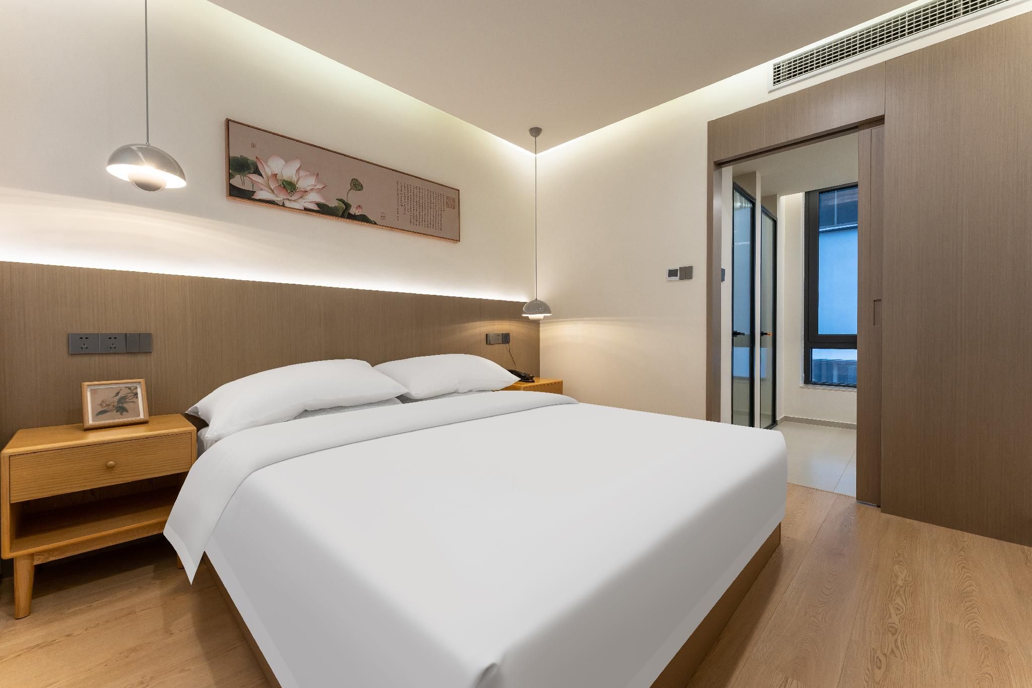 Suite with Bathtub