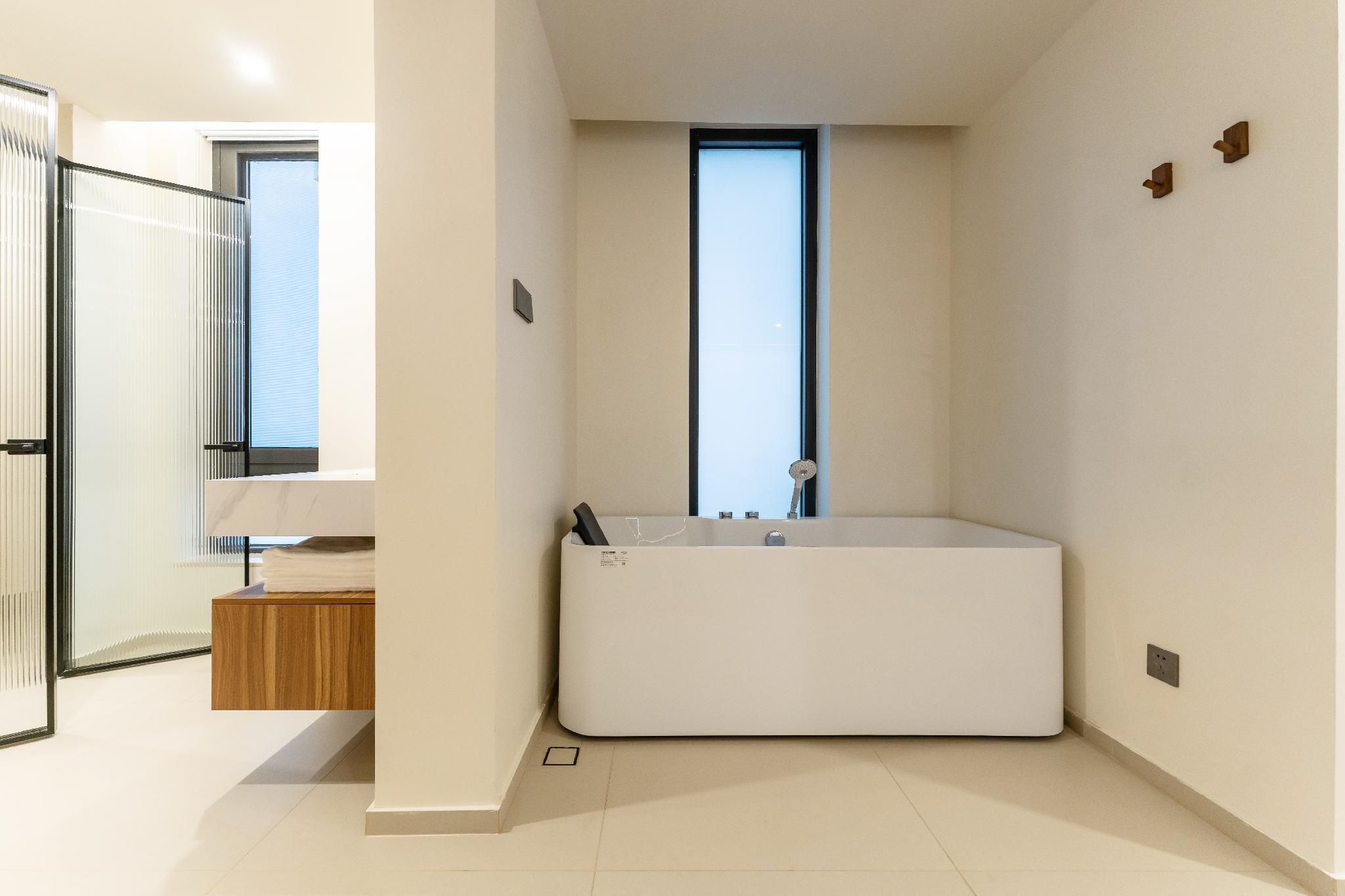 Suite with Bathtub
