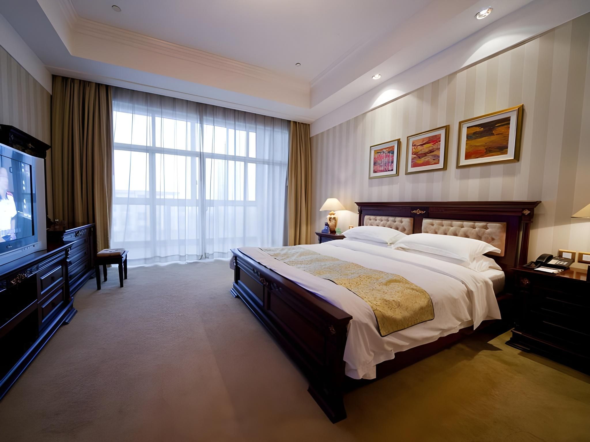 Deluxe King Bed with Breakfast