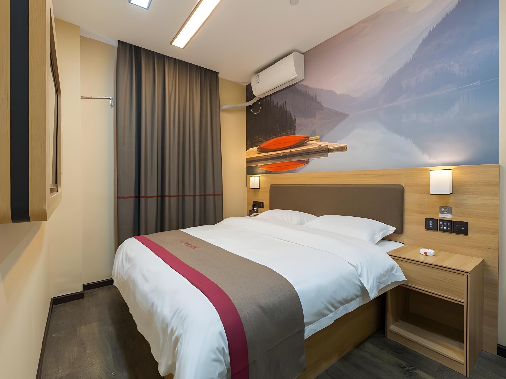 Stand Queen Room