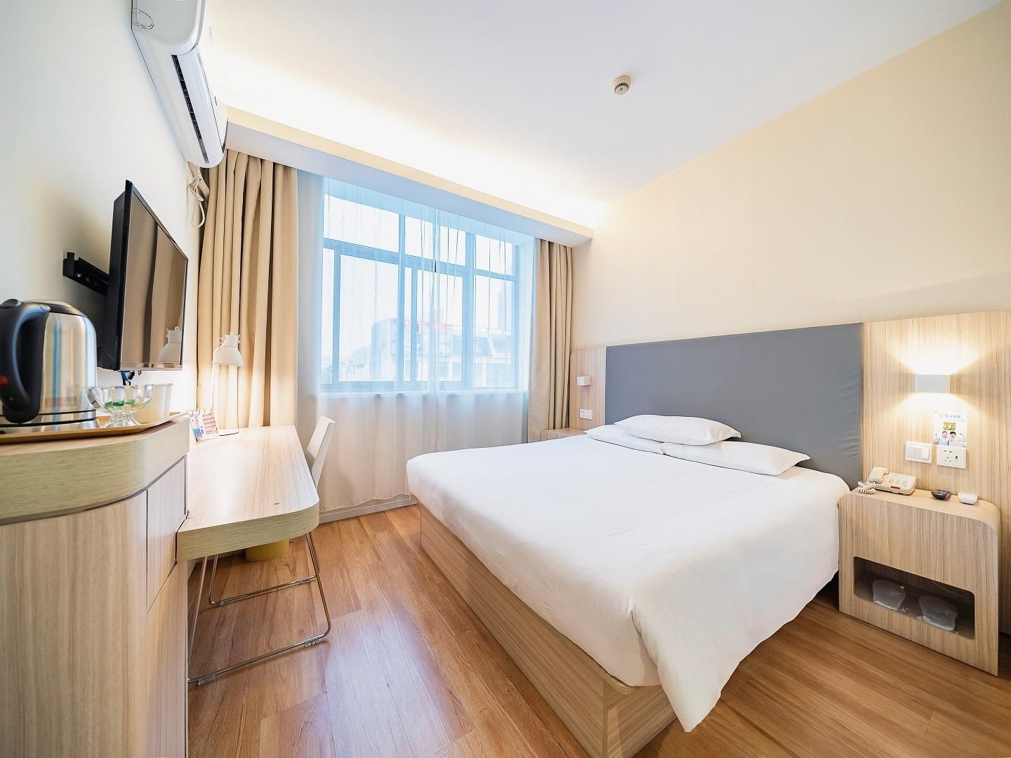 Hotel Queen Room