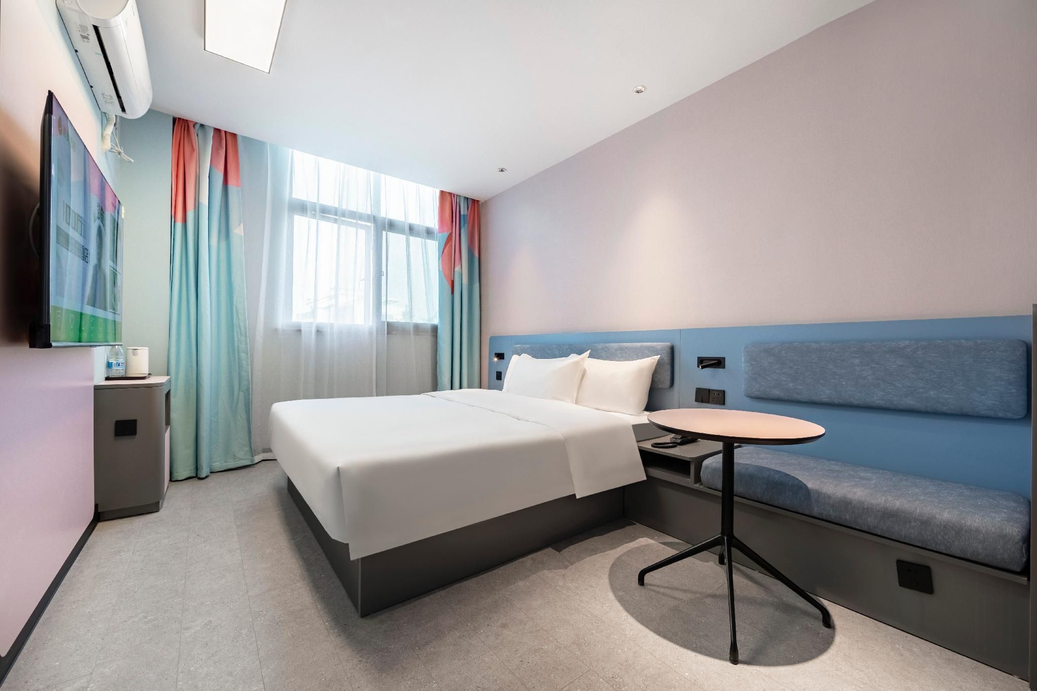 Feature Queen Room