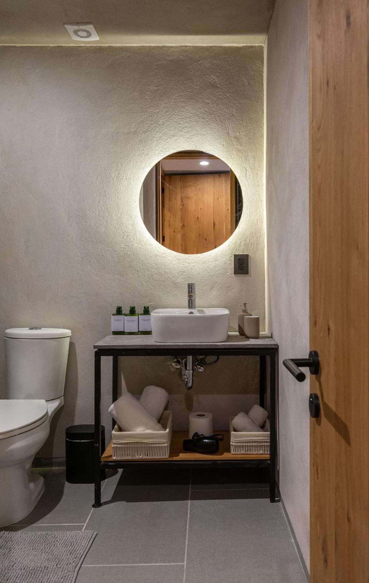 One-Bedroom Deluxe Apartment