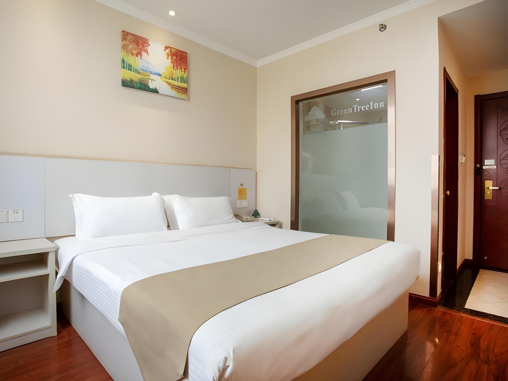 Hotel Queen Room