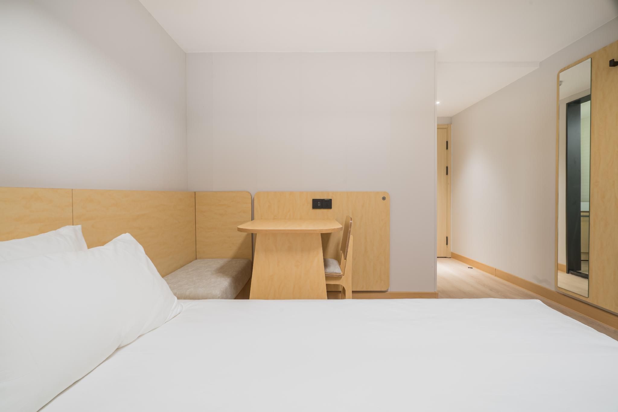 Huazhu - Room With Bed
