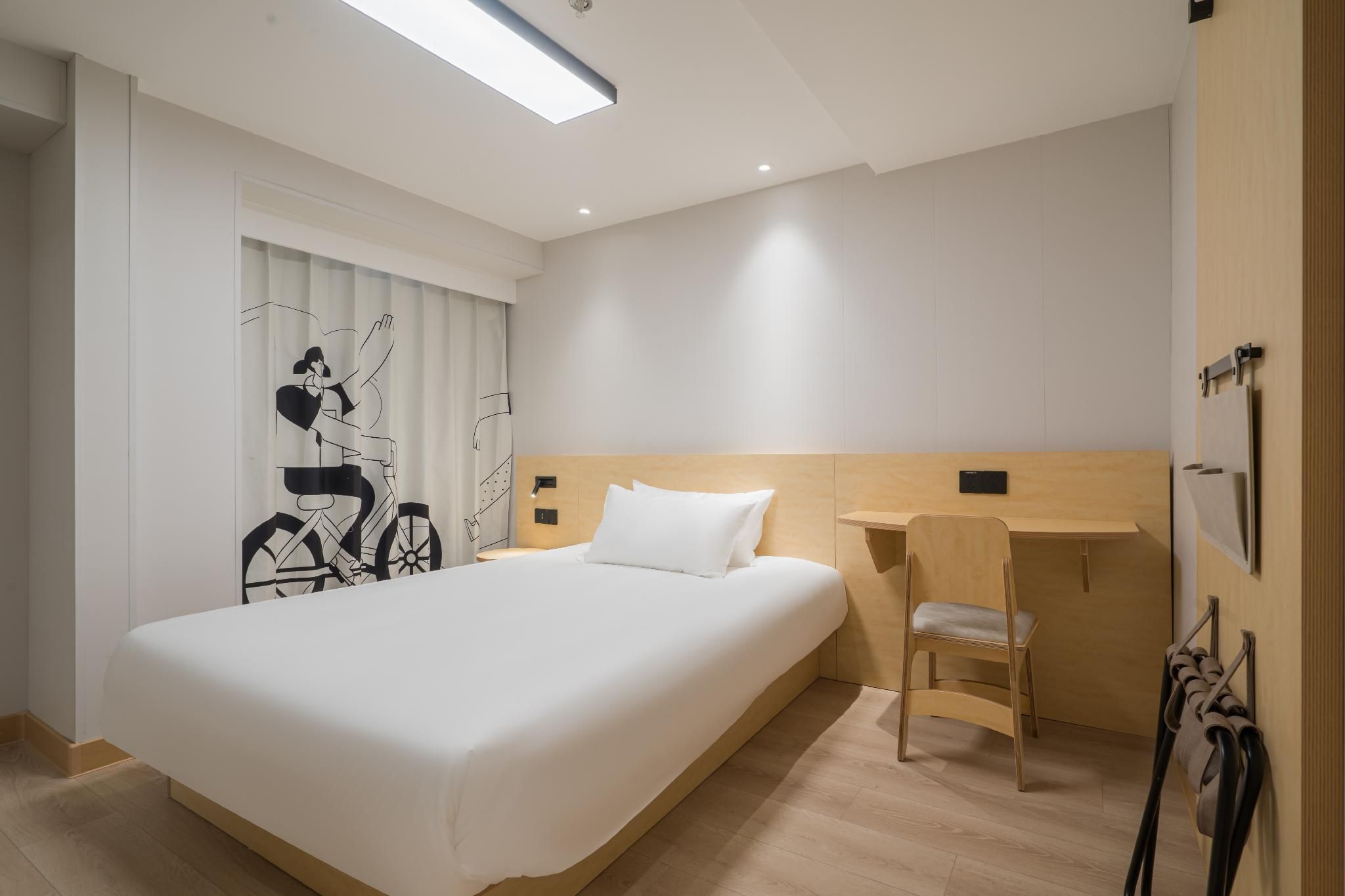 Huazhu - Room With Bed