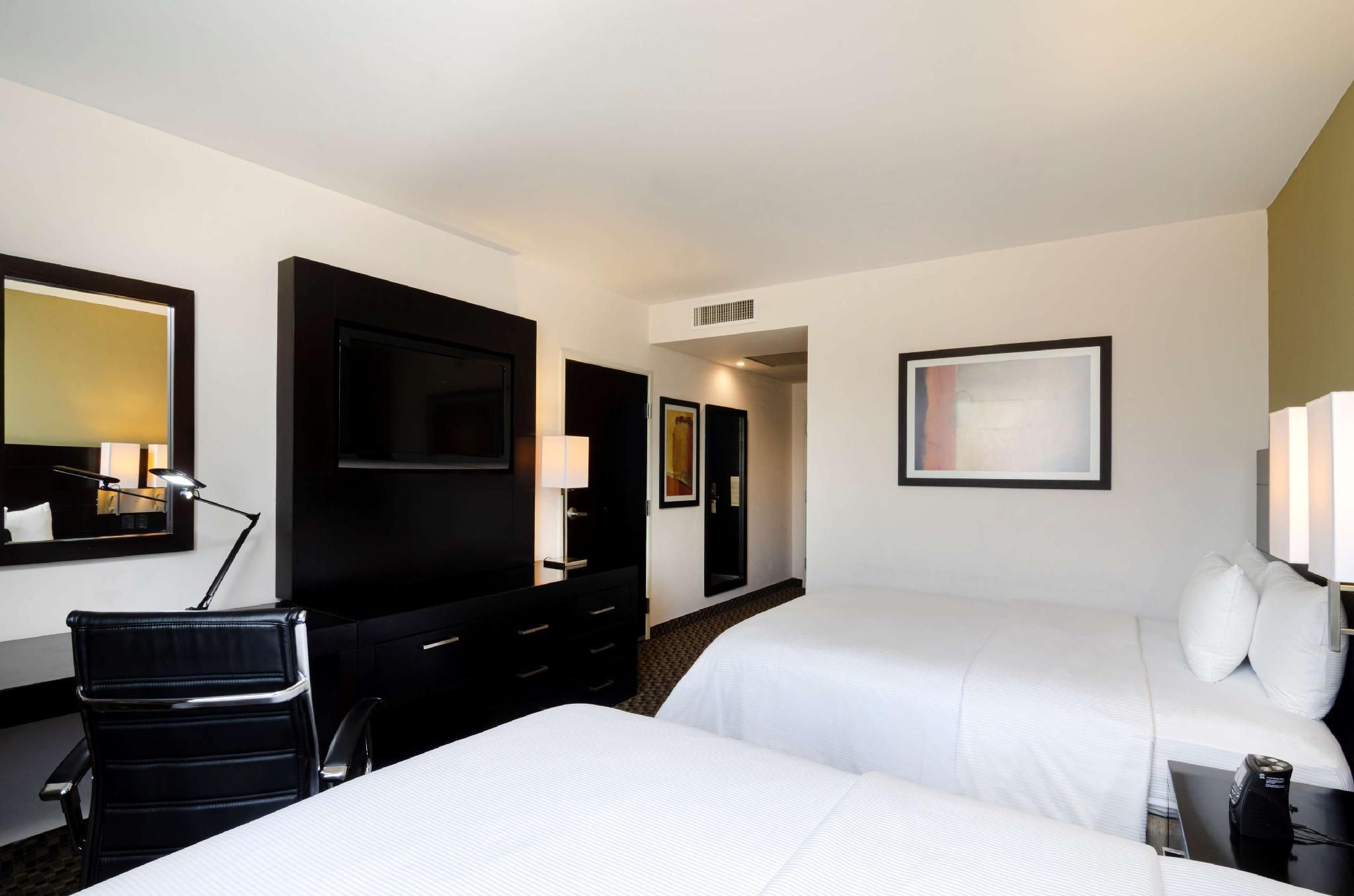 DoubleTree by Hilton Queretaro 2 QUEEN BEDS-NONSMOKING 2