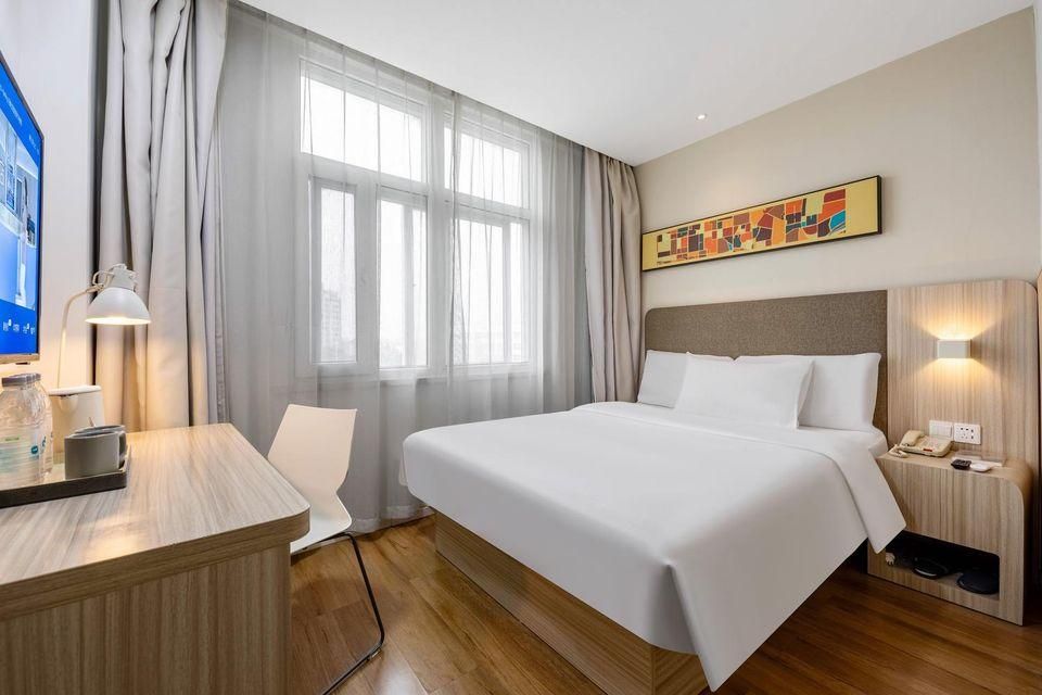 Hotel Queen Room