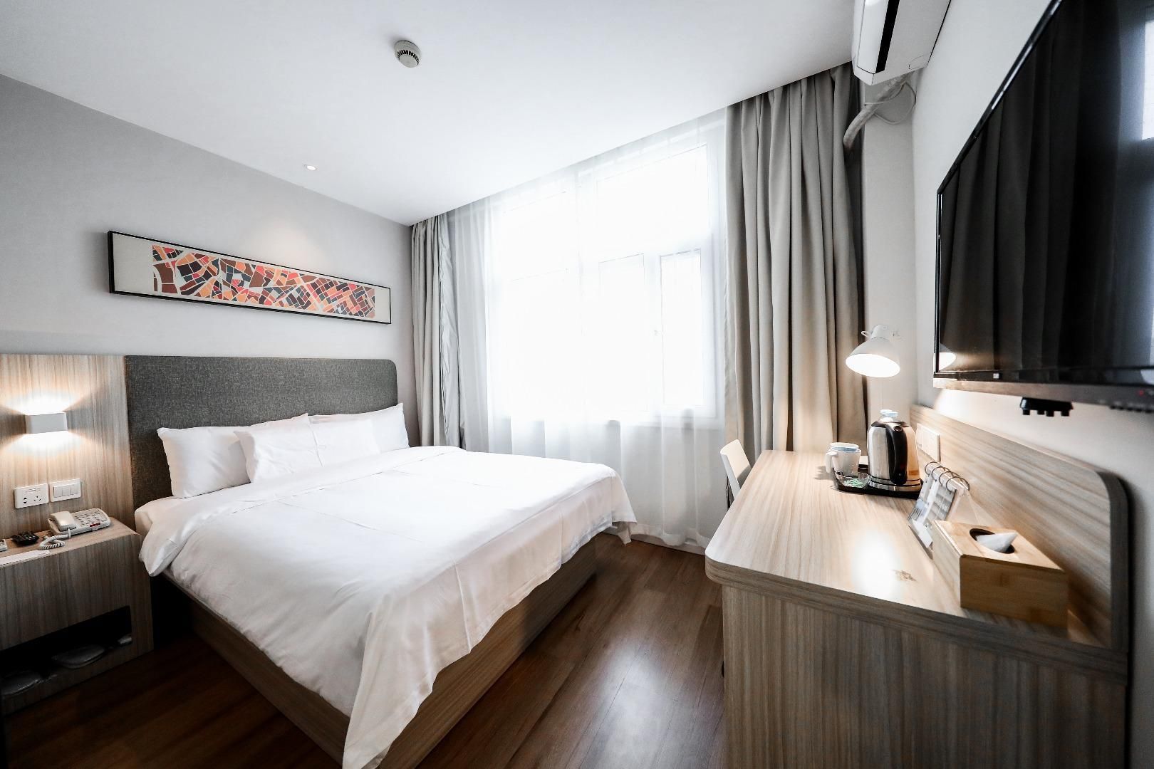 Hotel Queen Room