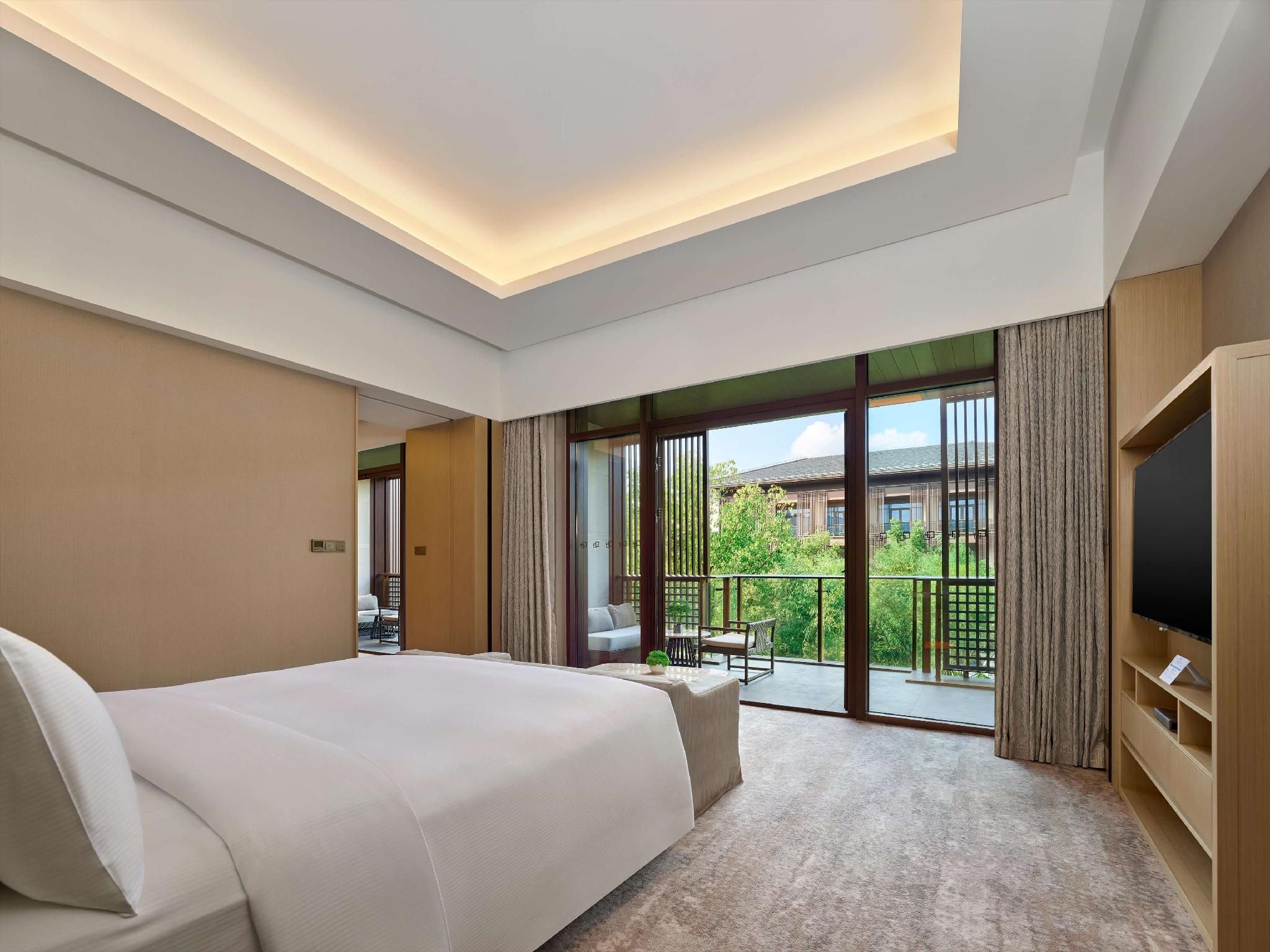 King Deluxe Suite Garden View With Balcony