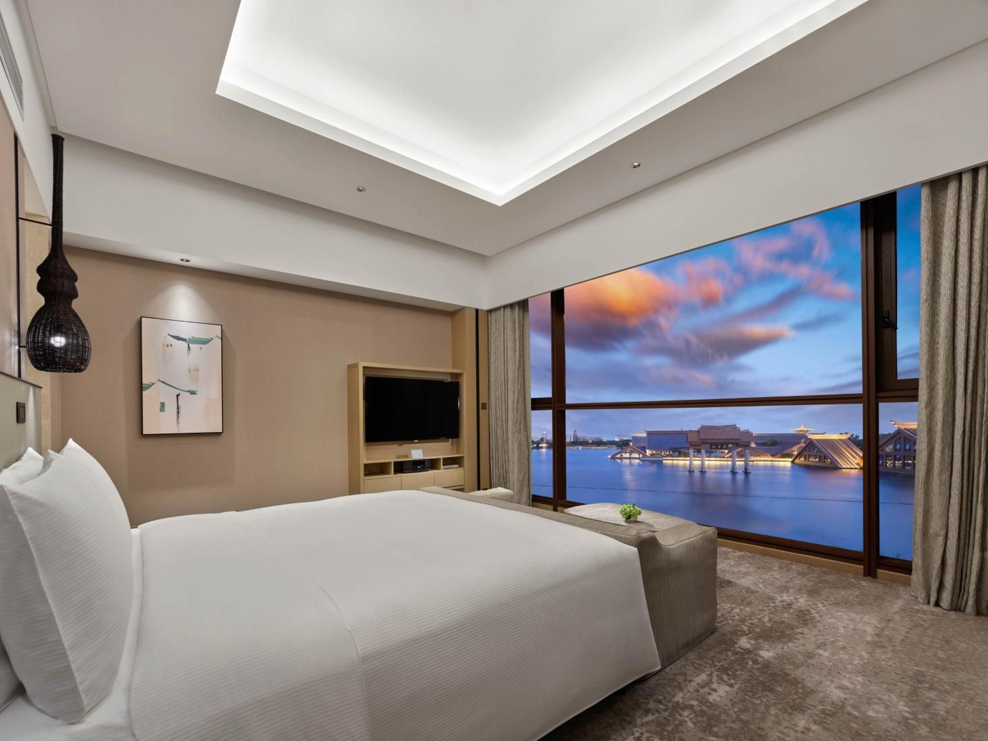 King Deluxe Suite Lake View With Balcony