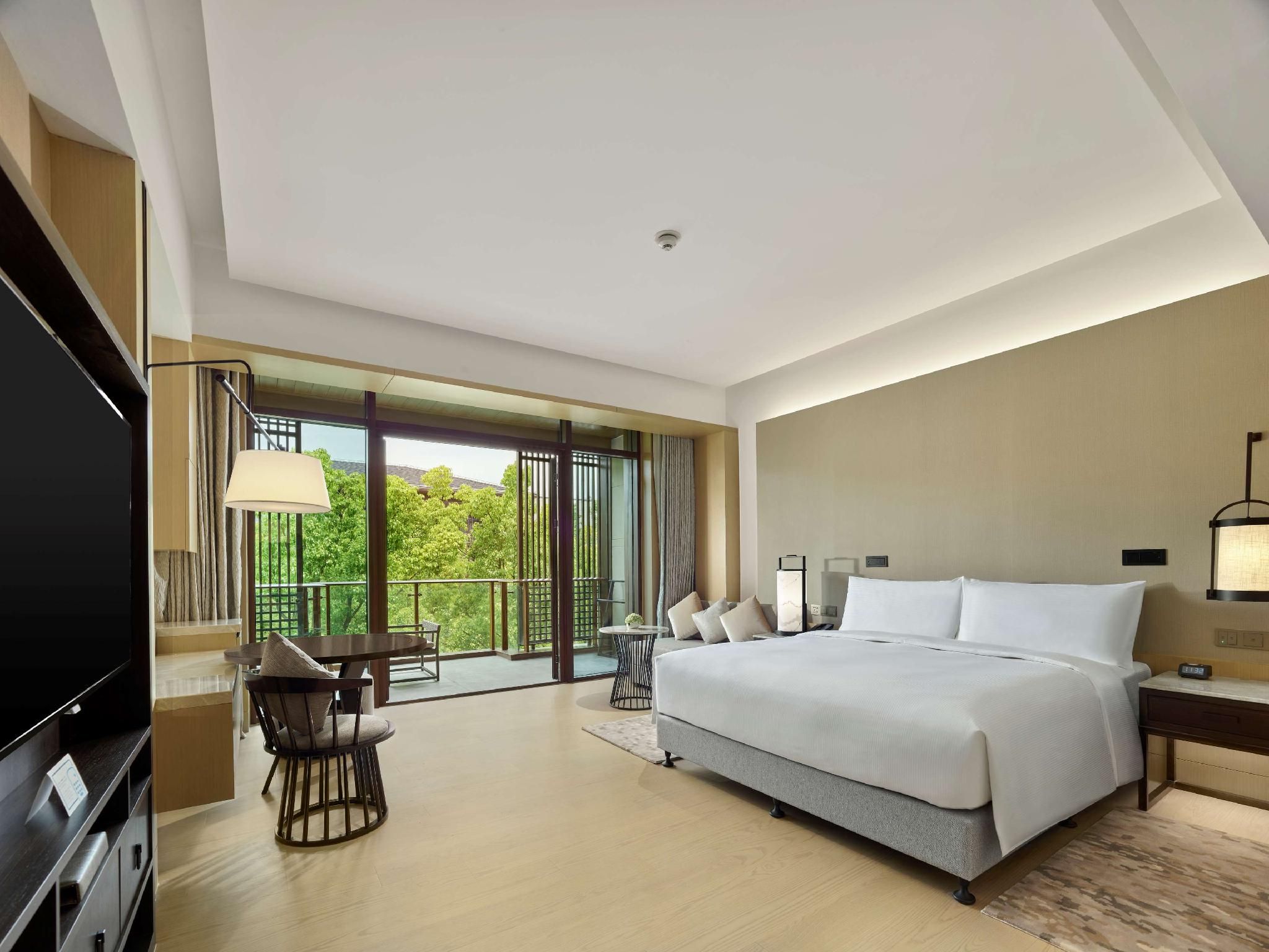 King Deluxe Room Garden View with Balcony