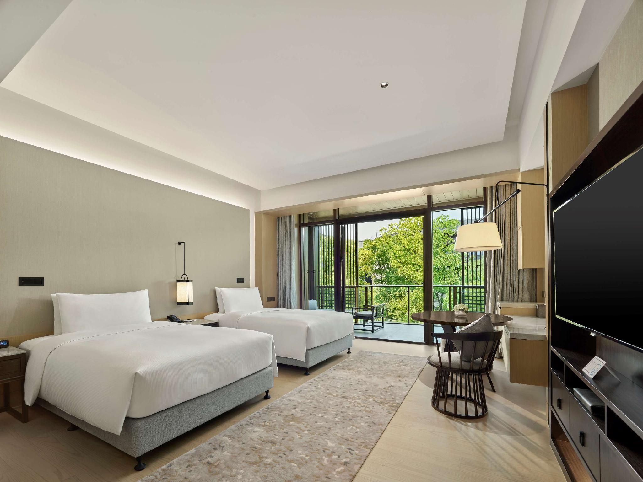 Twin Deluxe Room Garden View with Balcony