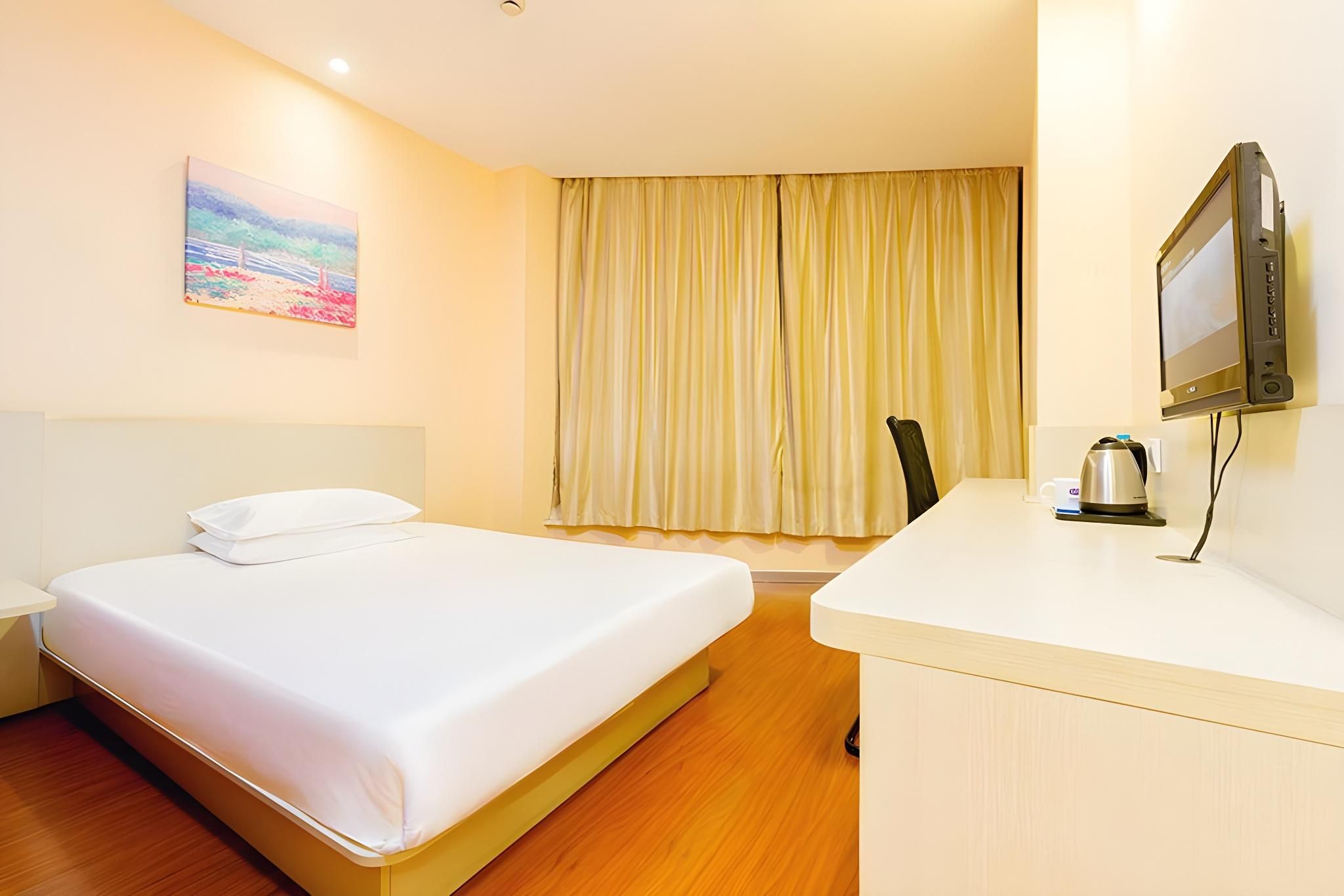Hotel Queen Room