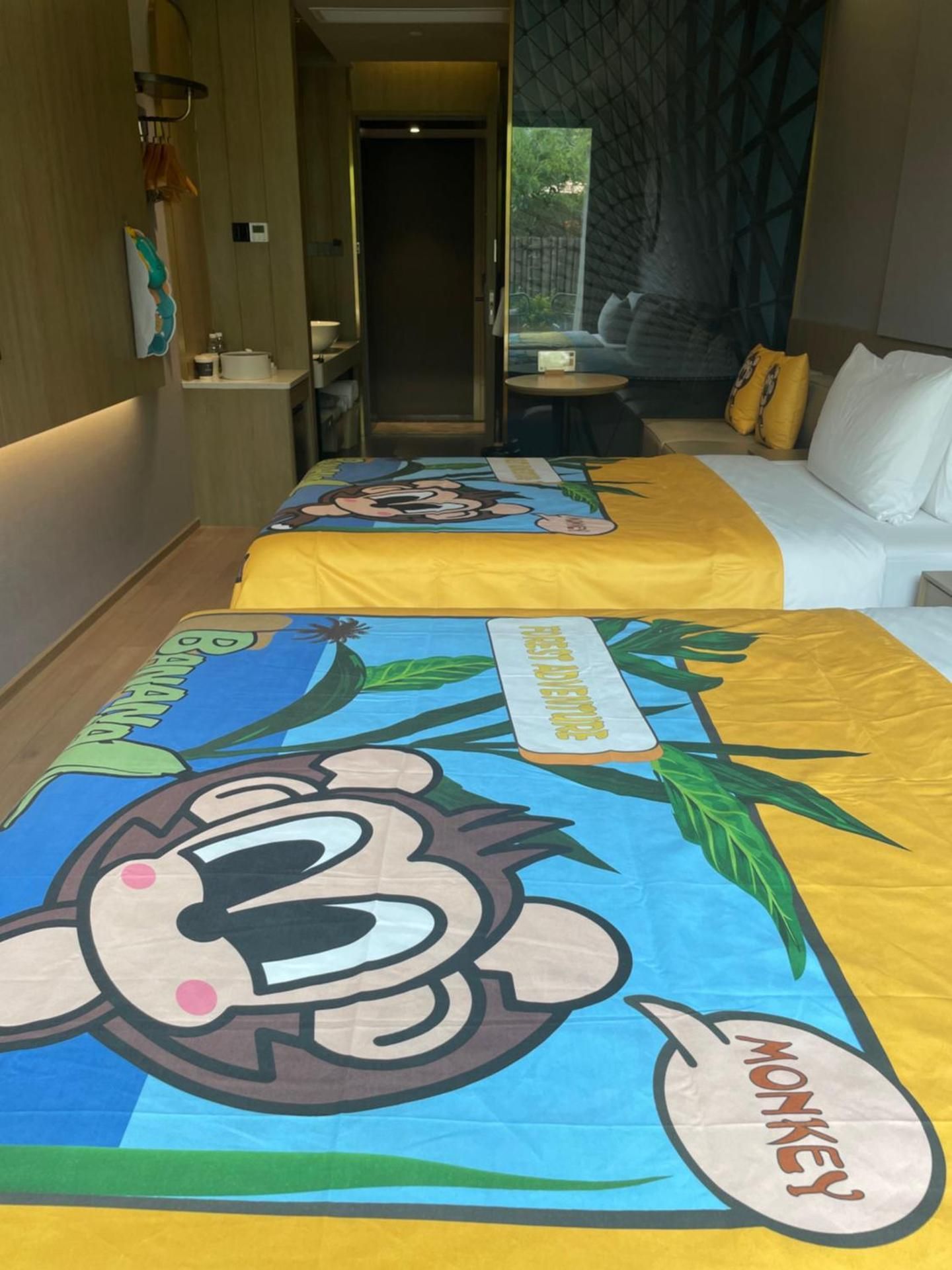 Jimu Family Room with Garden View