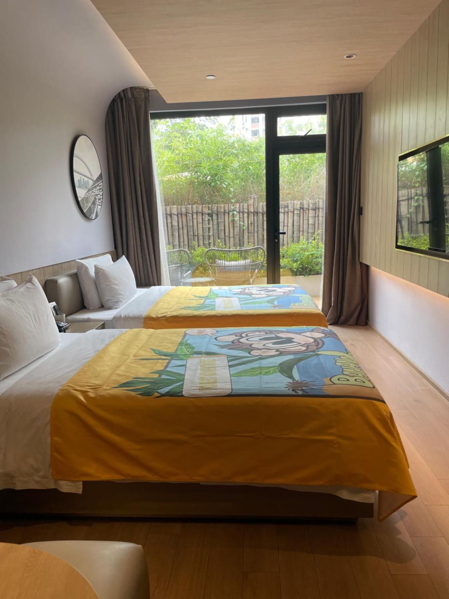 Jimu Family Room with Garden View