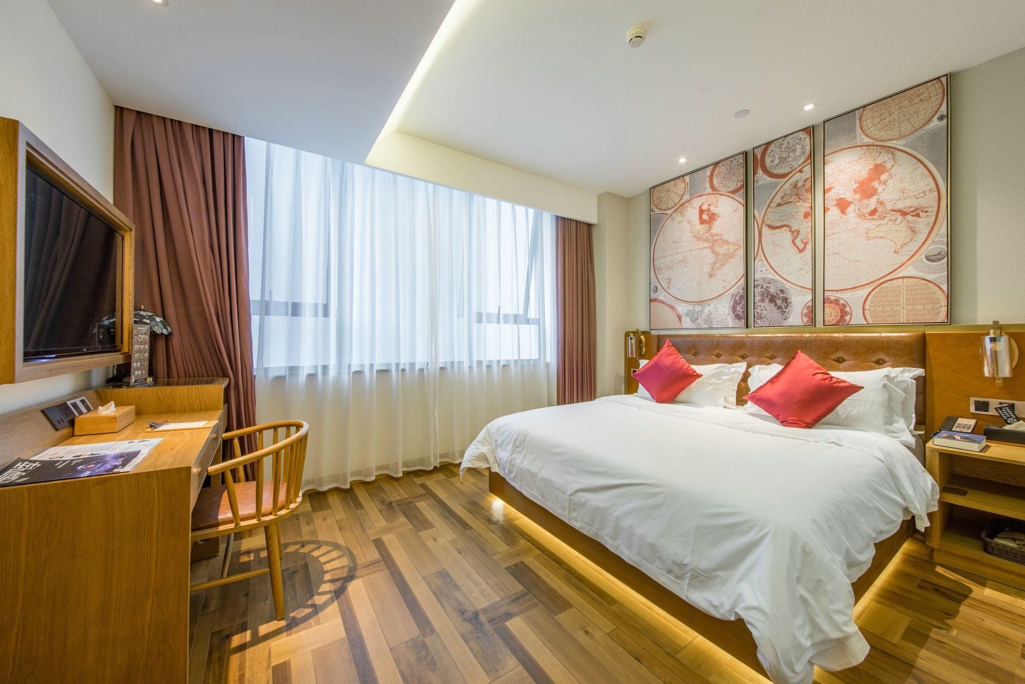 James Joyce - Queen Bed Room