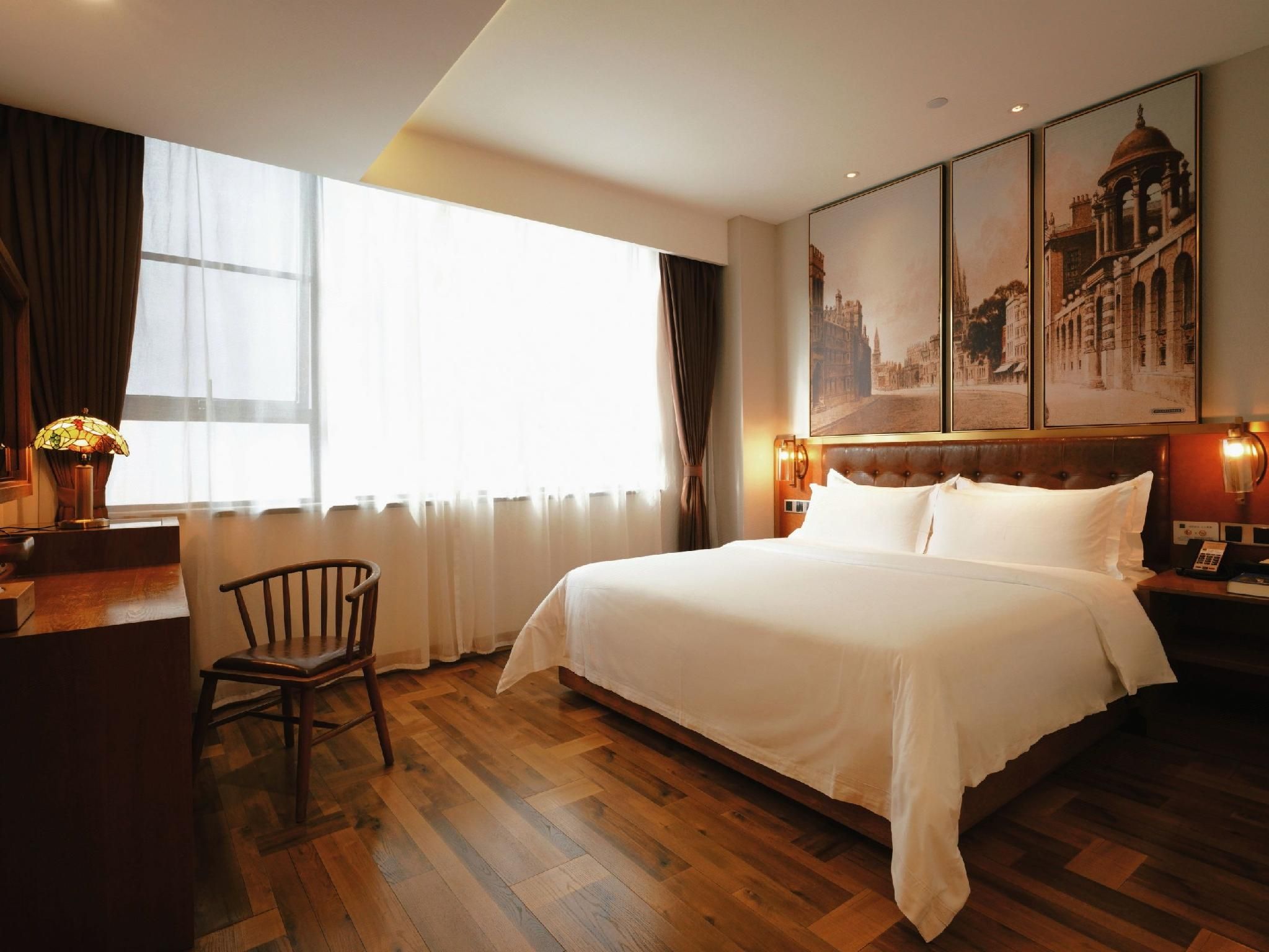 James Joyce - Queen Bed Room