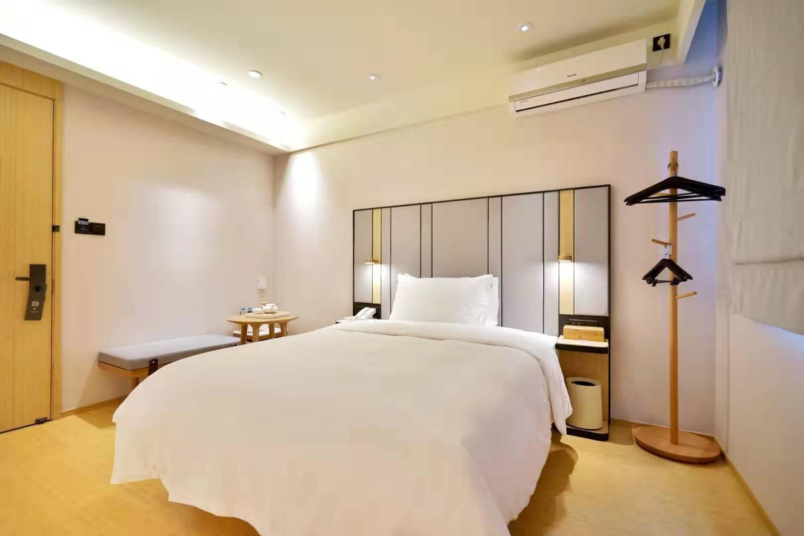 Hotel Queen Room
