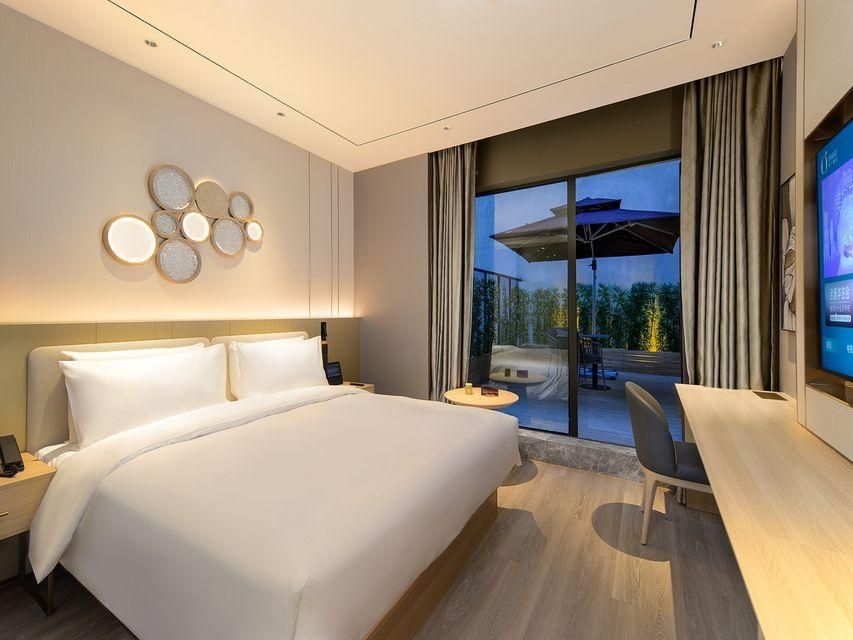 Orange Queen Room