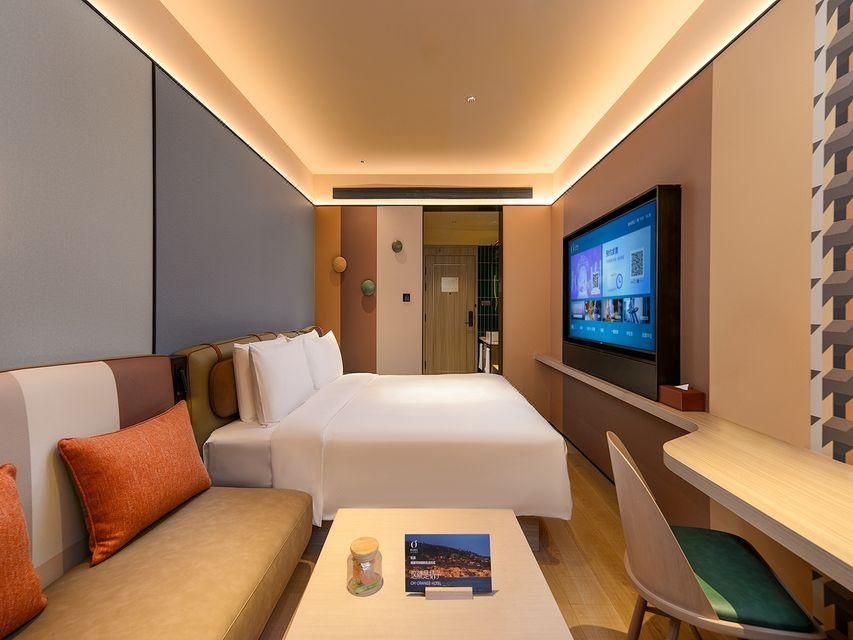 Orange Queen Room