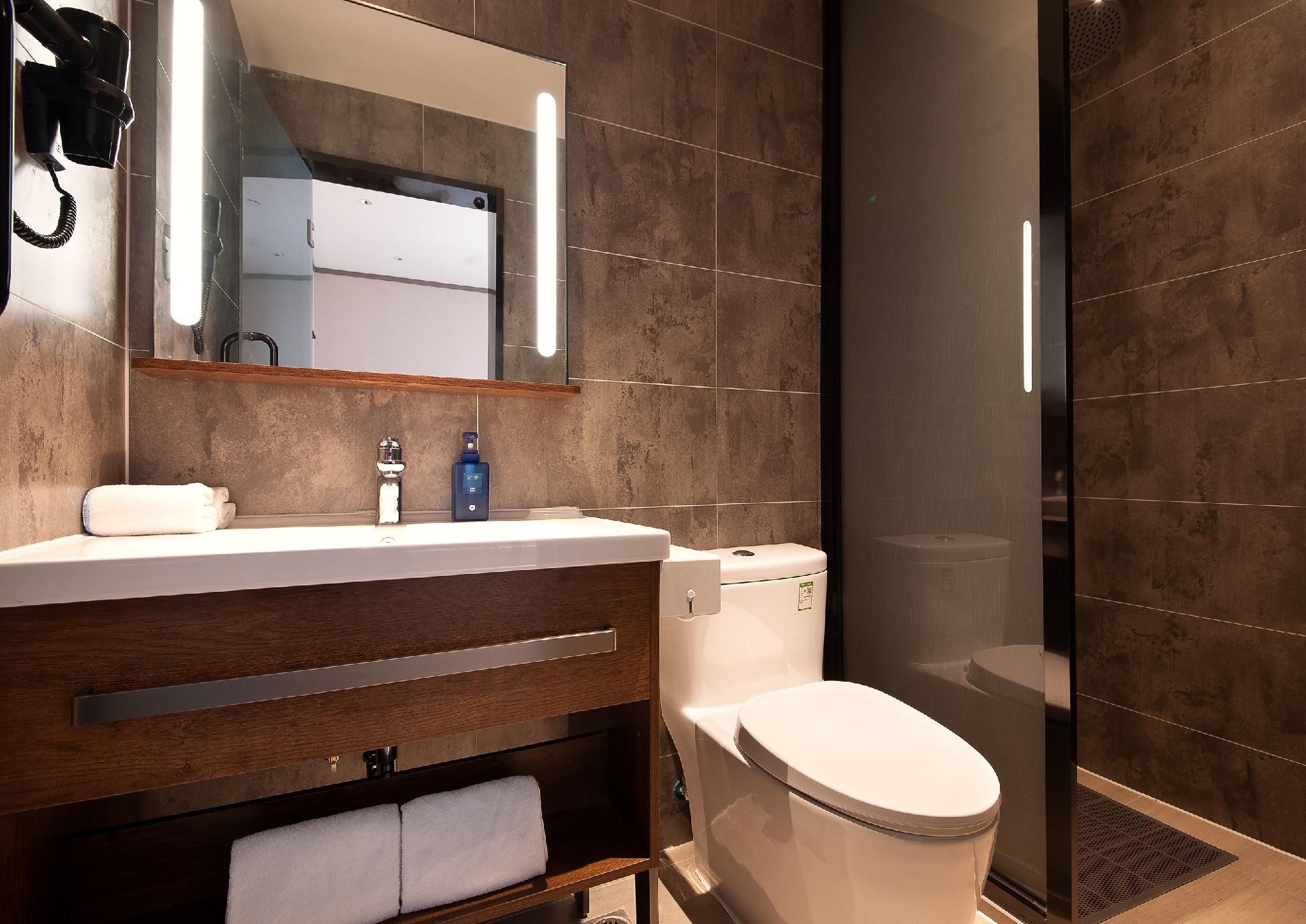 Queen Room A