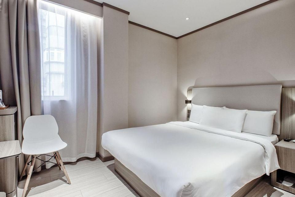 Hotel Queen Room