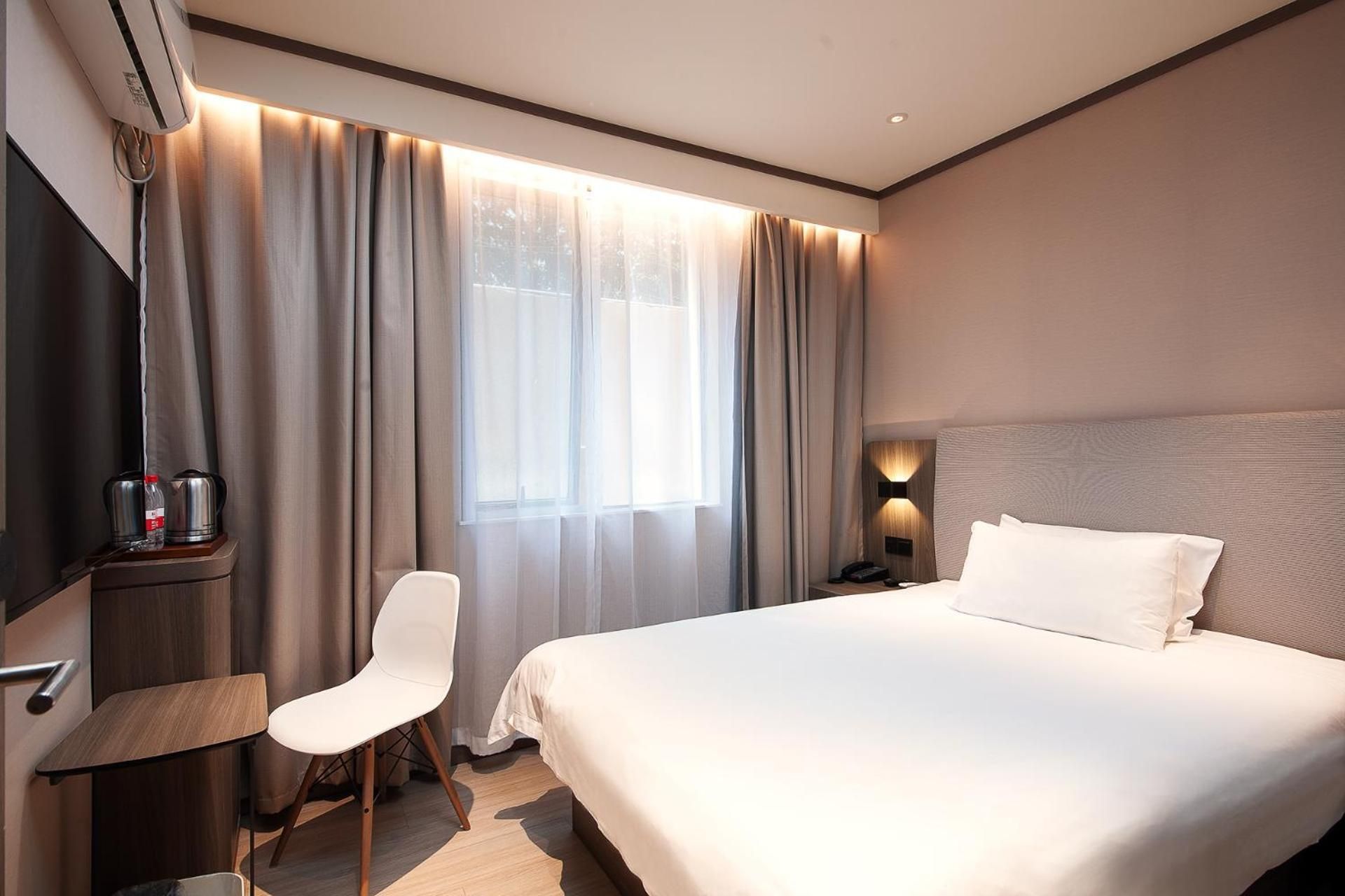 Standard Queen Room