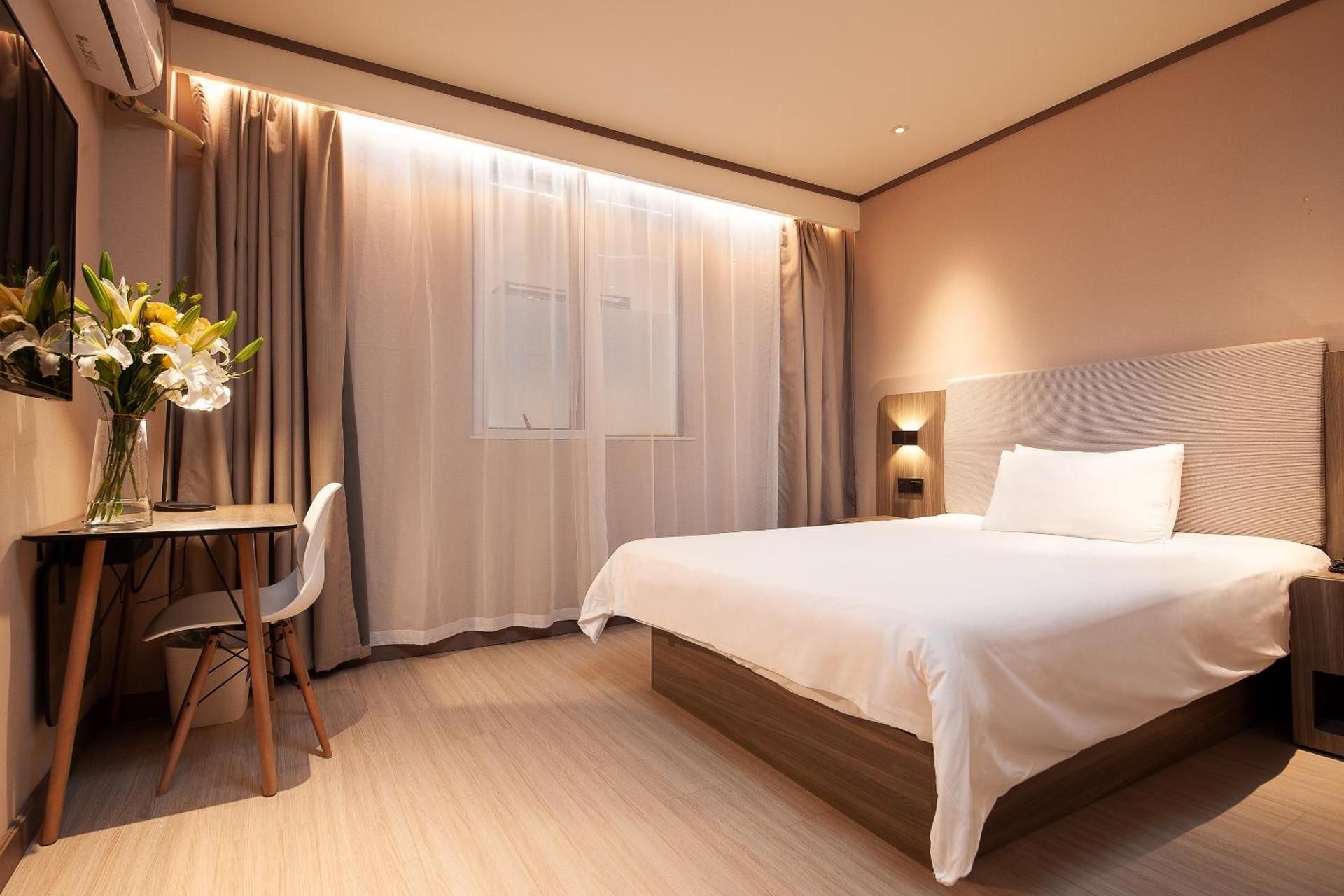Standard Queen Room