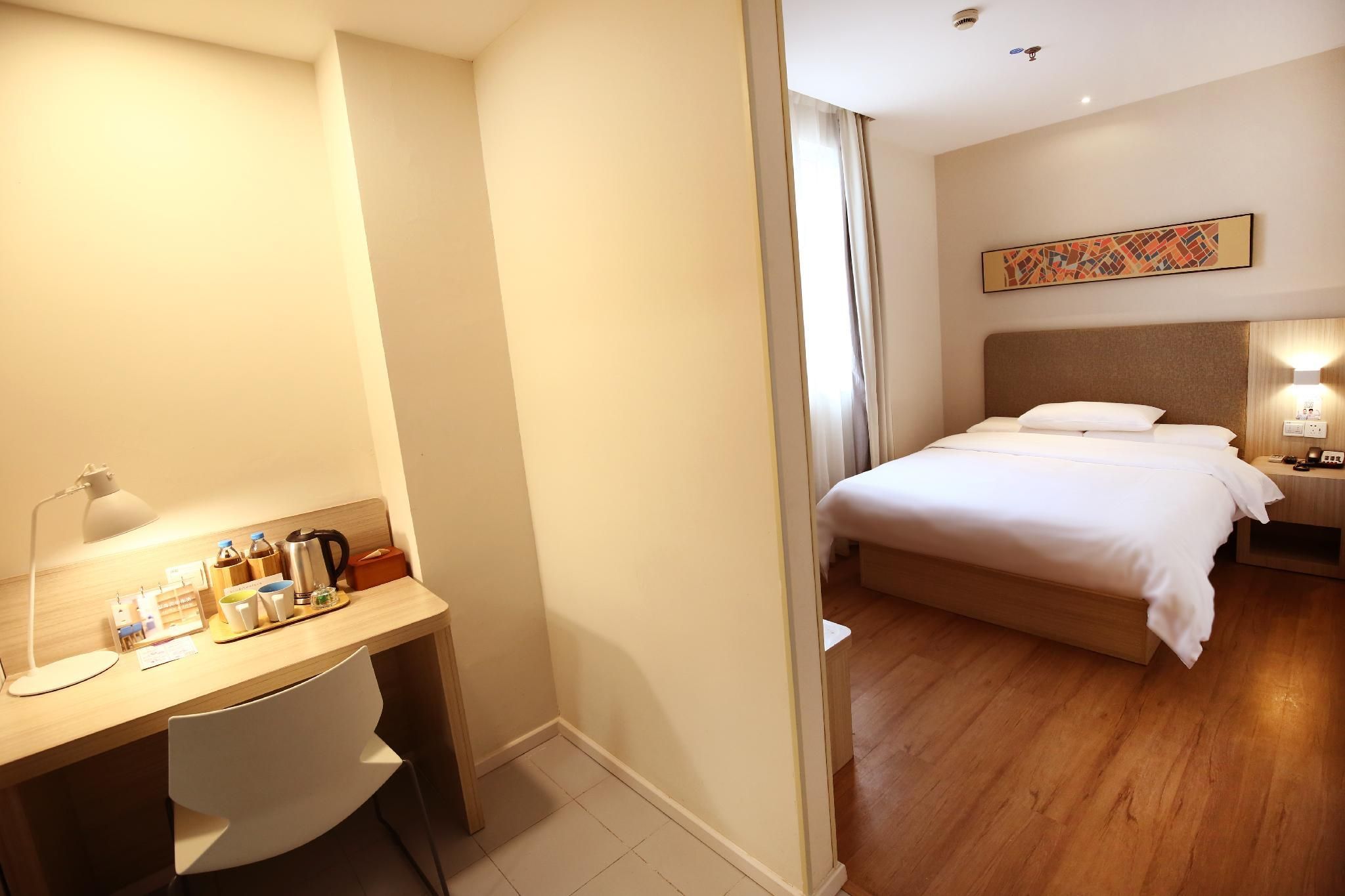 Hotel Queen Room