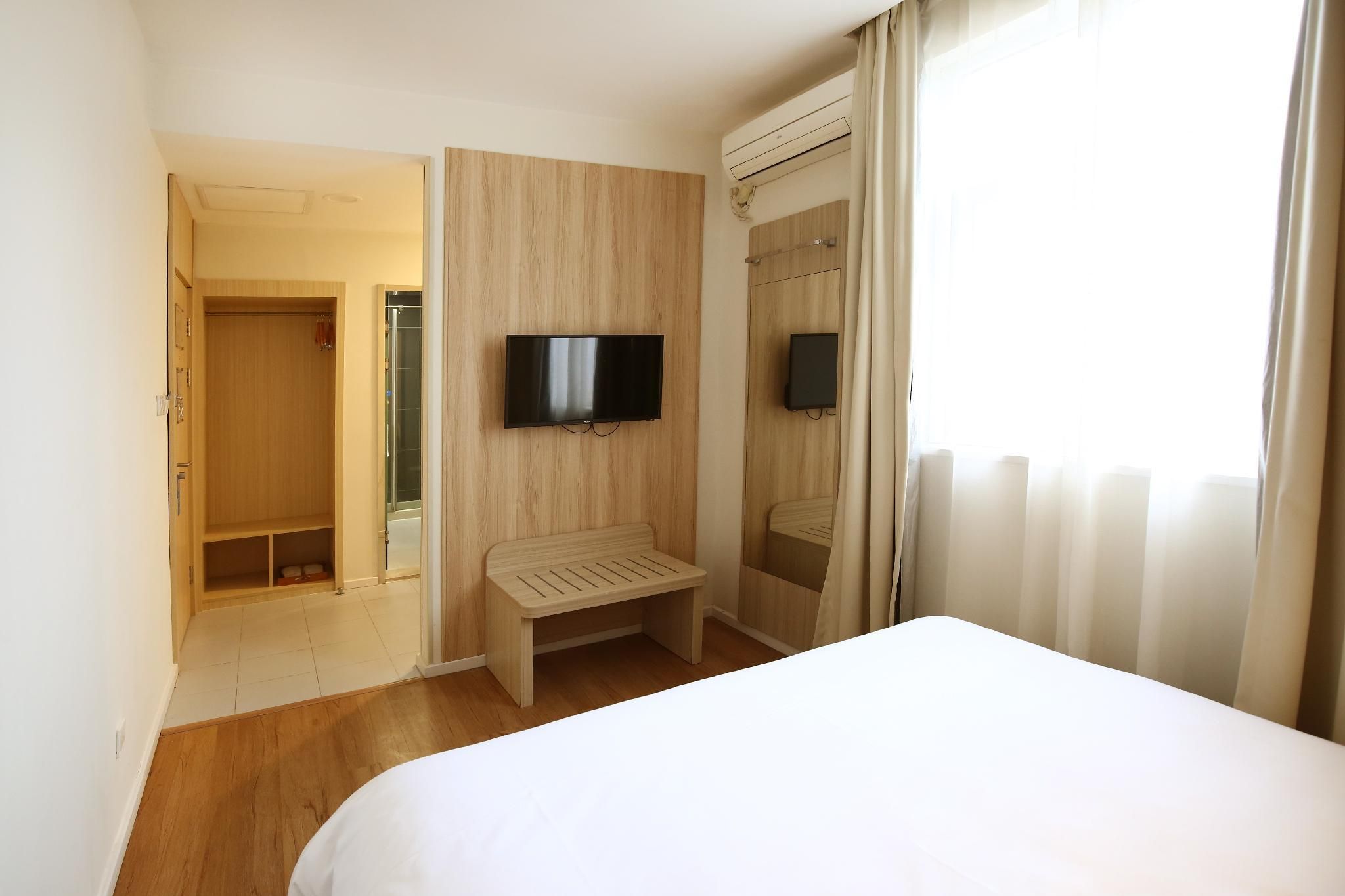 Hotel Queen Room