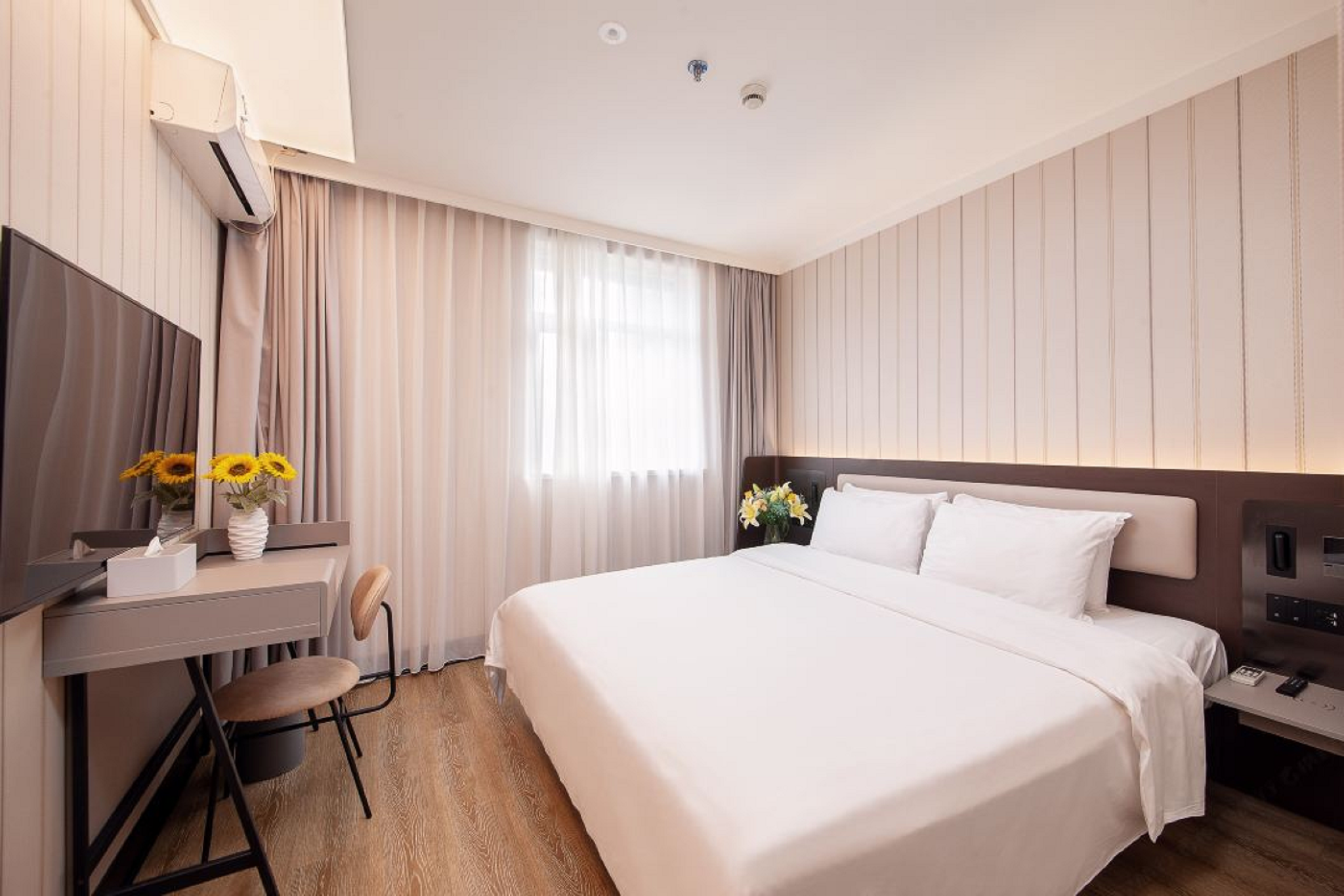 Queen Superior Room