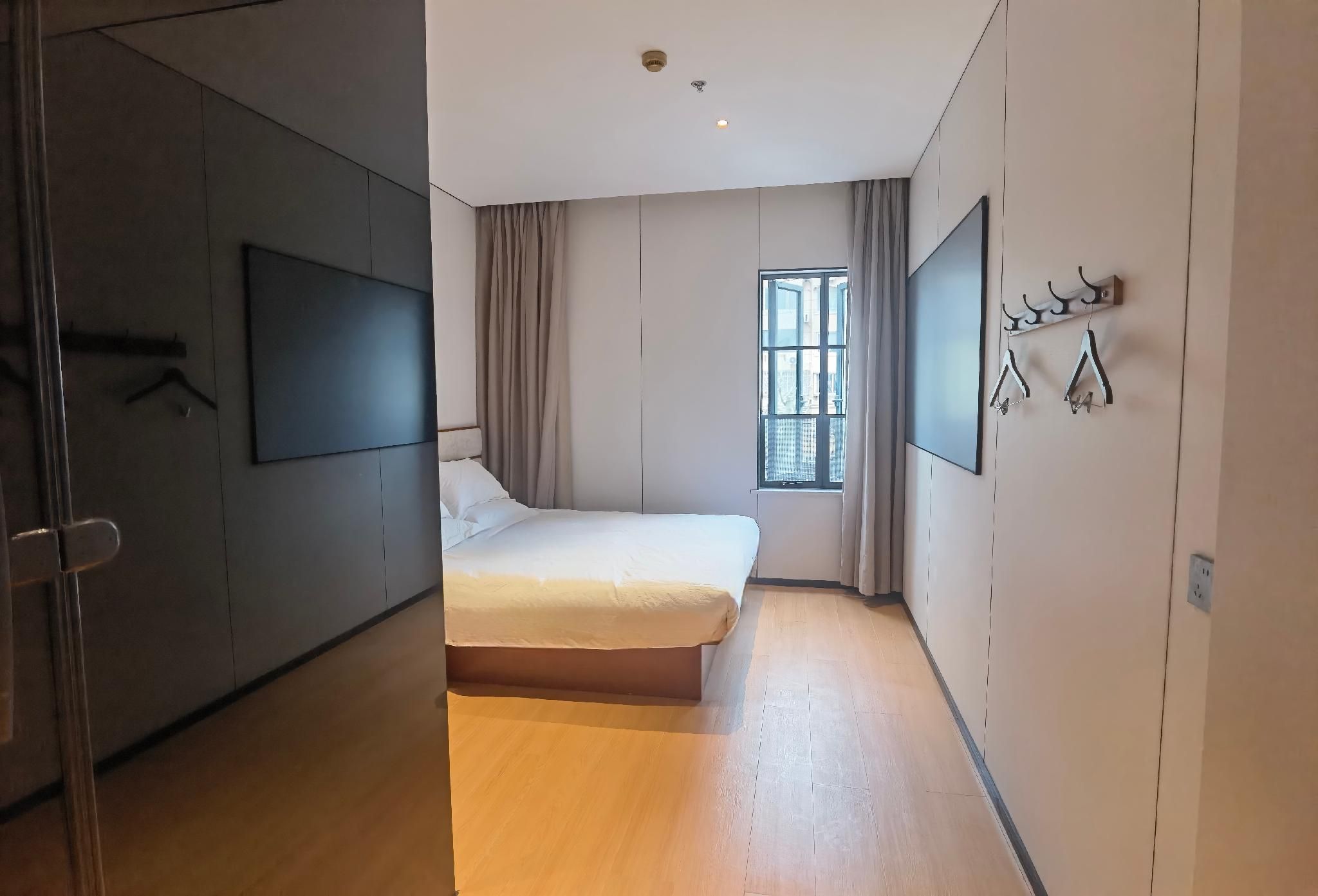 Queen Superior Room