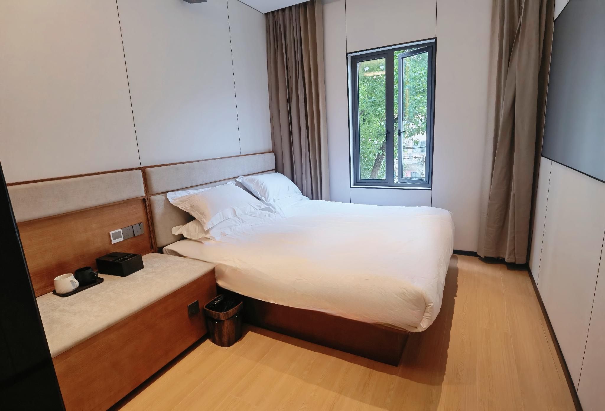 Comfort Queen Room