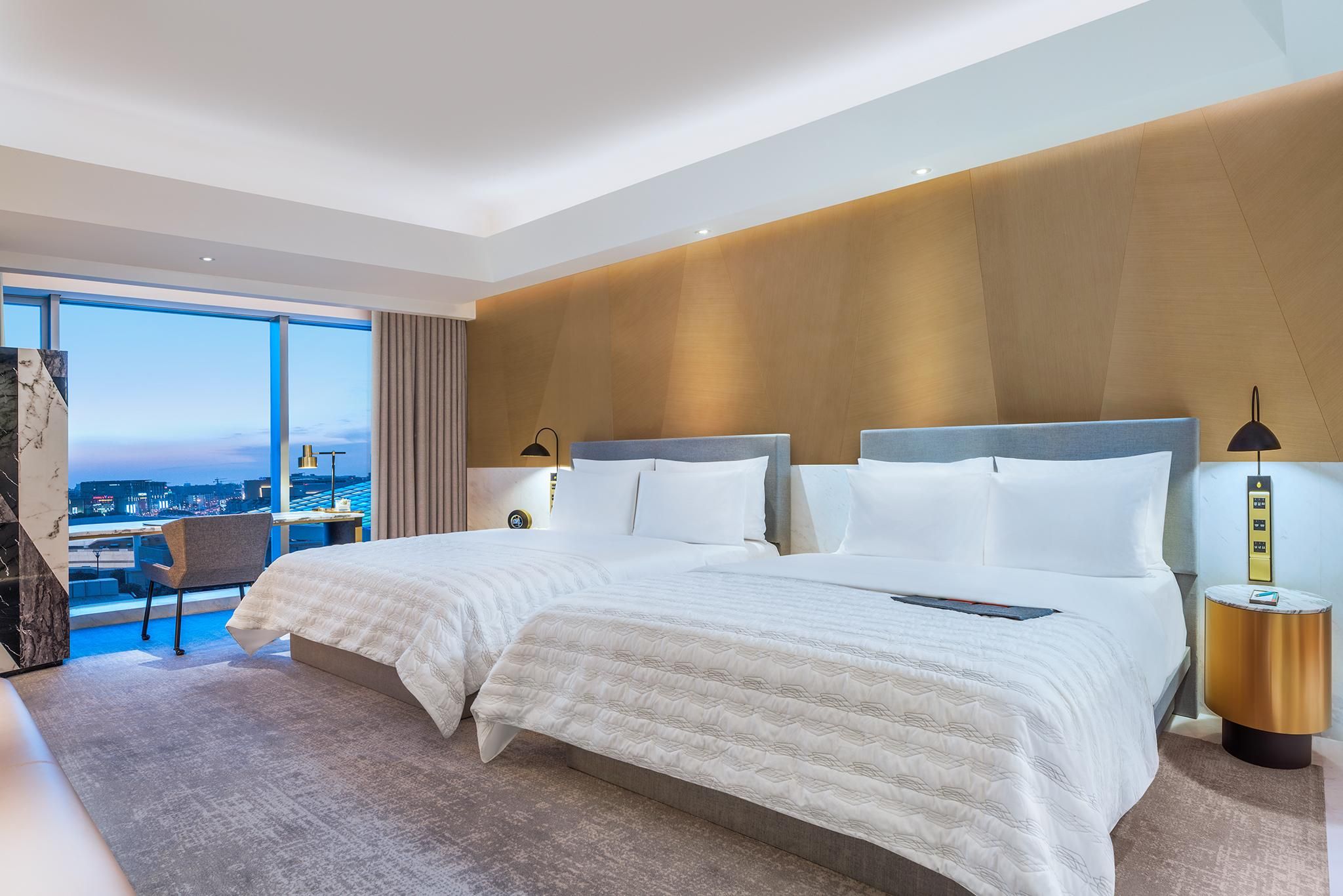 Guest room, 2 Queen, City view, High floor